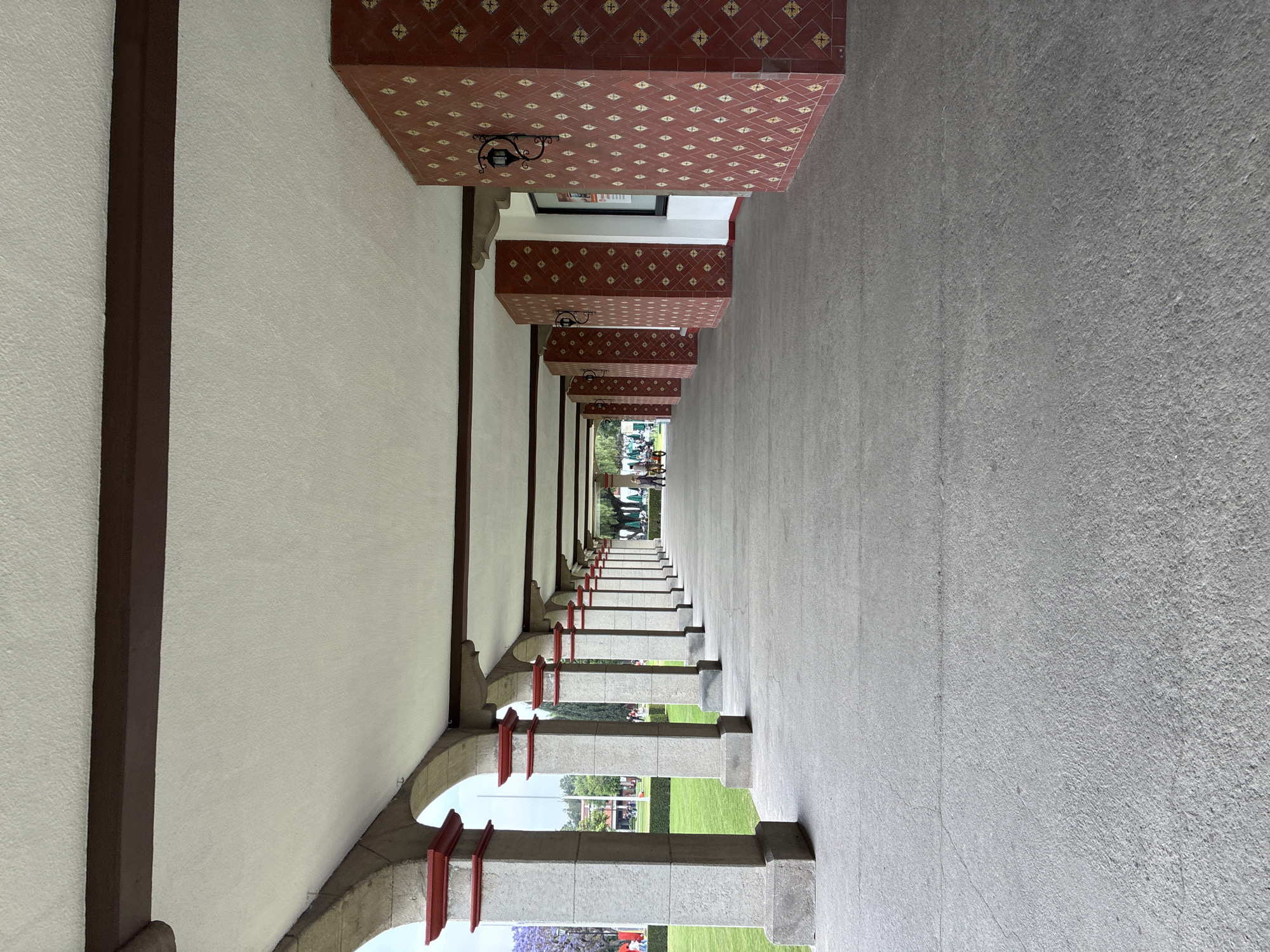 Evening scenes documented in San Andrés Cholula include walkway, workspace