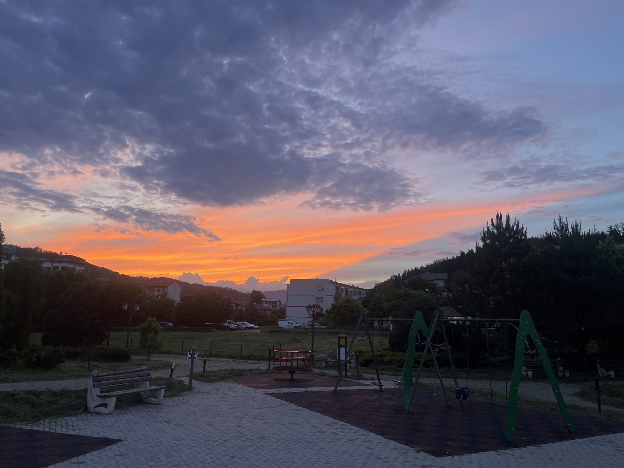 Zlatograd park witnesses capture dramatic sunset scenes over playground