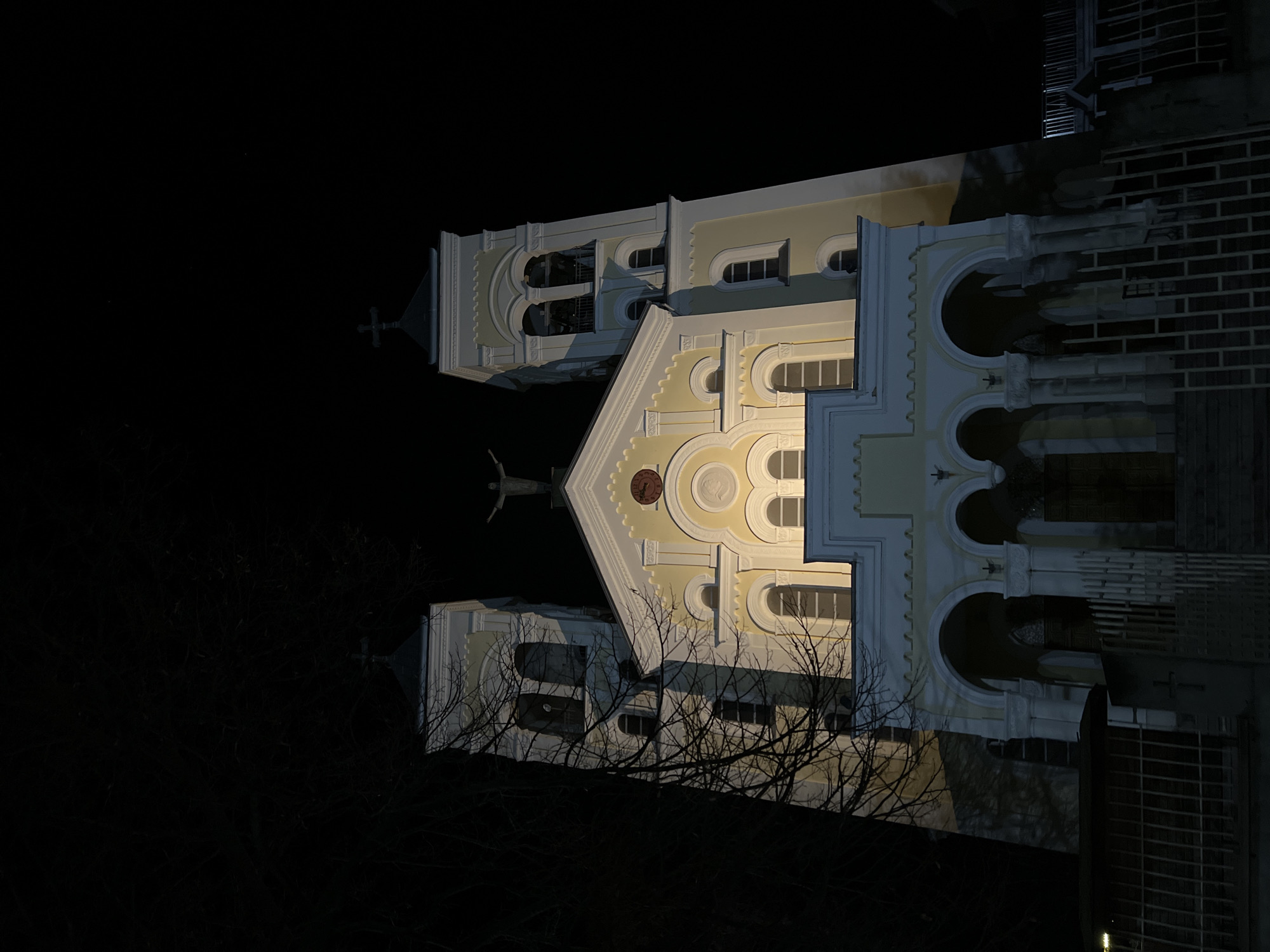 Nighttime documentation of illuminated church and public square in Rakovski