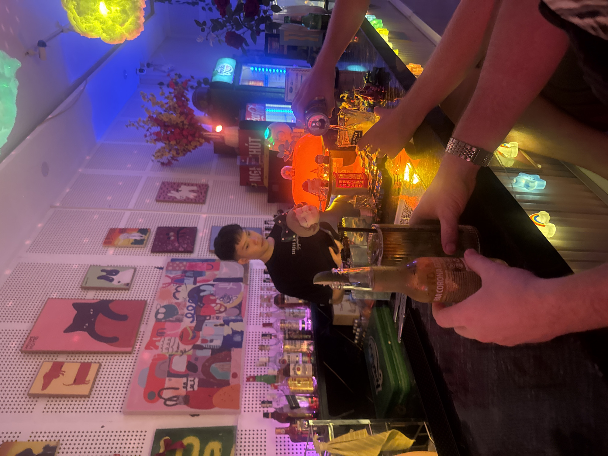 Evening bar scene unfolds across Đà Nẵng nightlife district