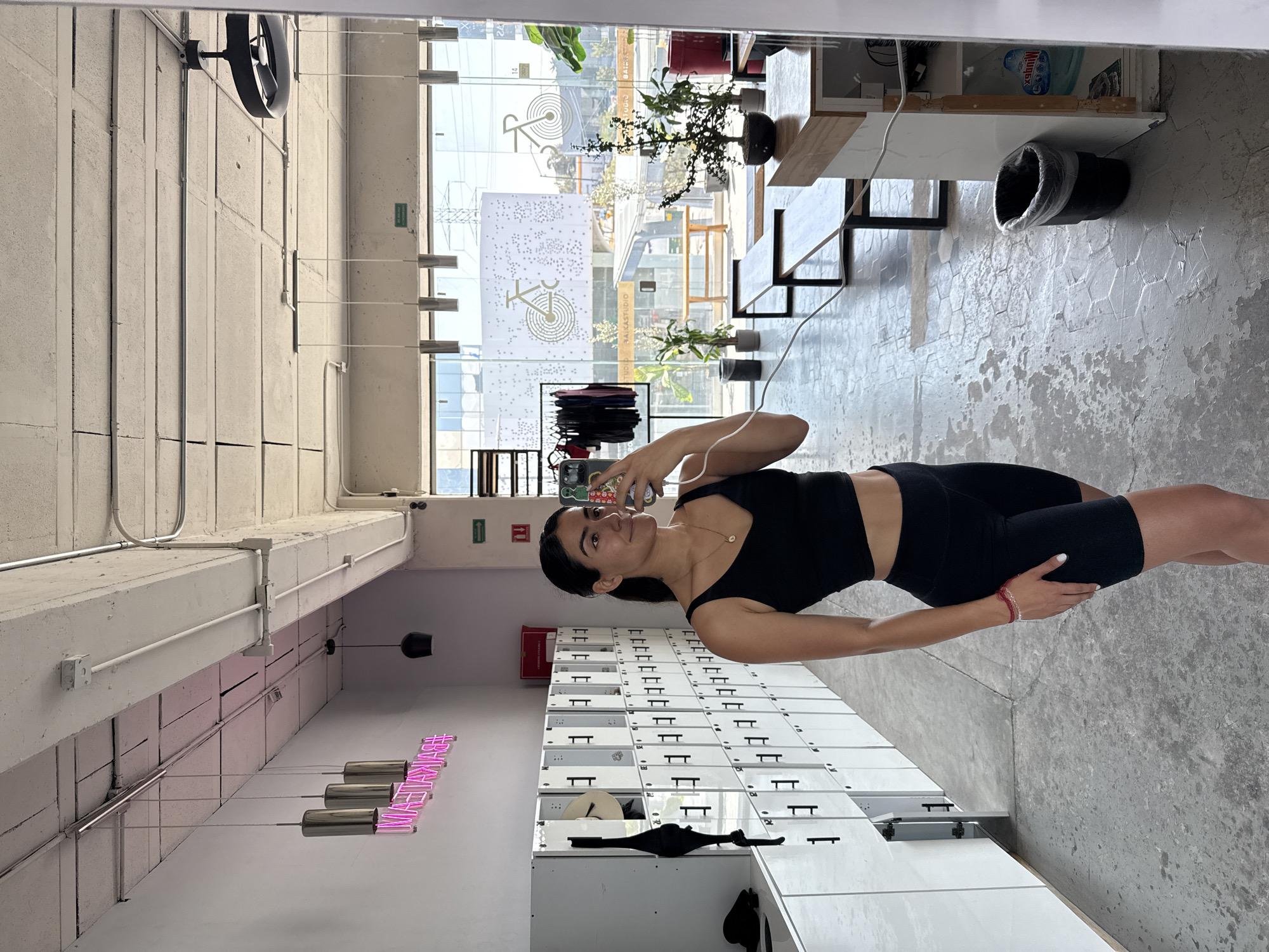 Woman takes gym selfie in Puebla fitness facility