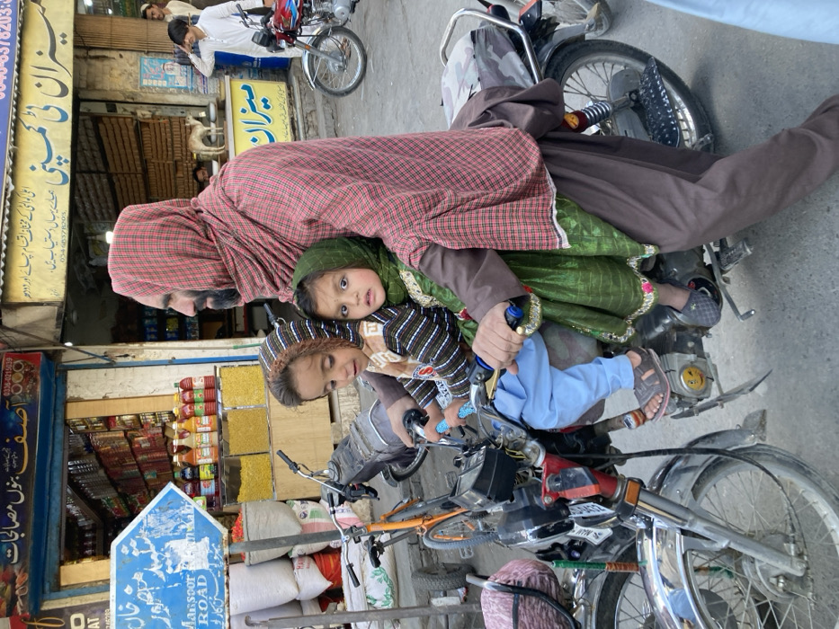Daily life documented in Quetta streets during midday hours