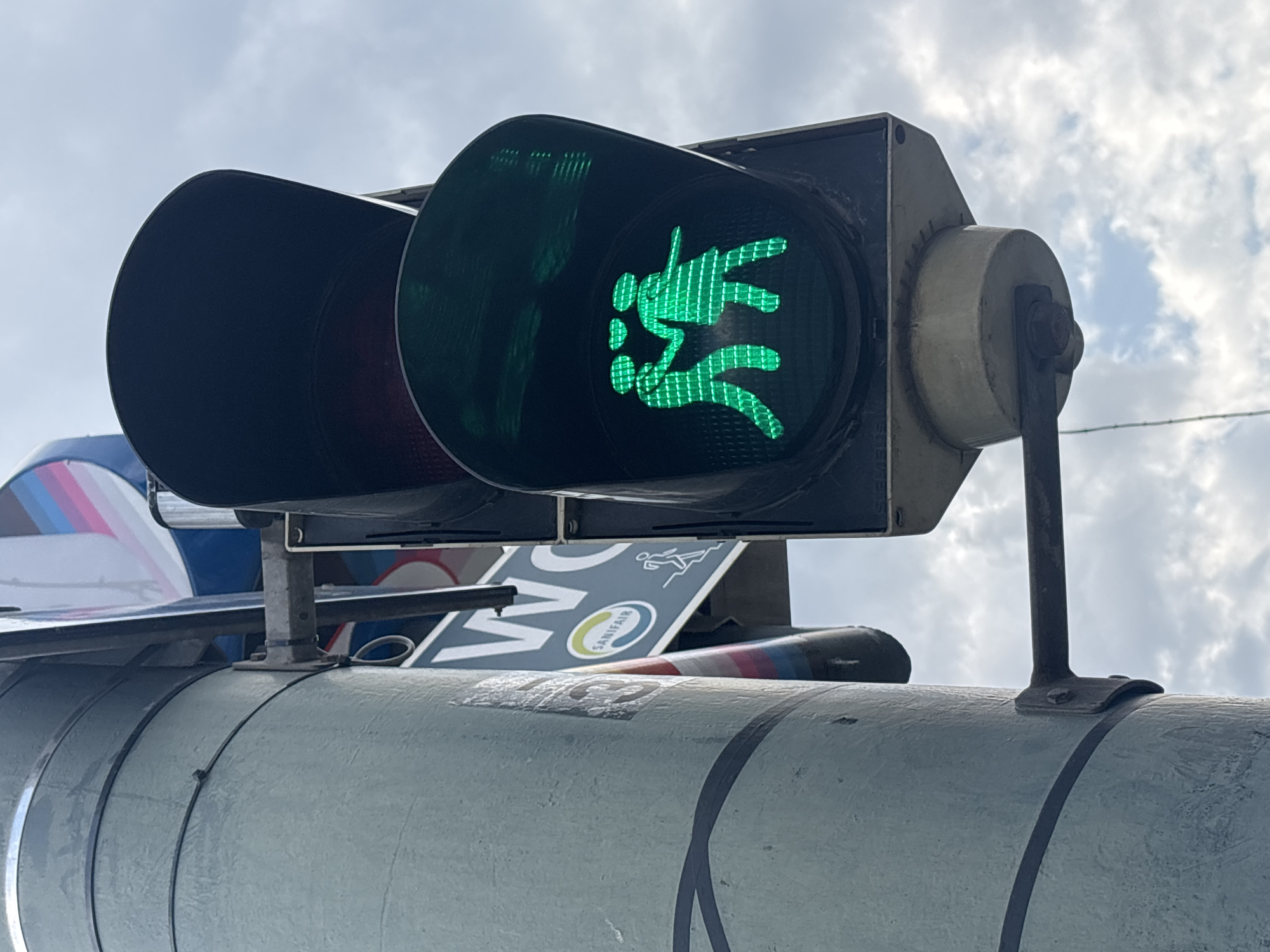 Vienna pedestrian crossing shows green Ampelpärchen traffic signal