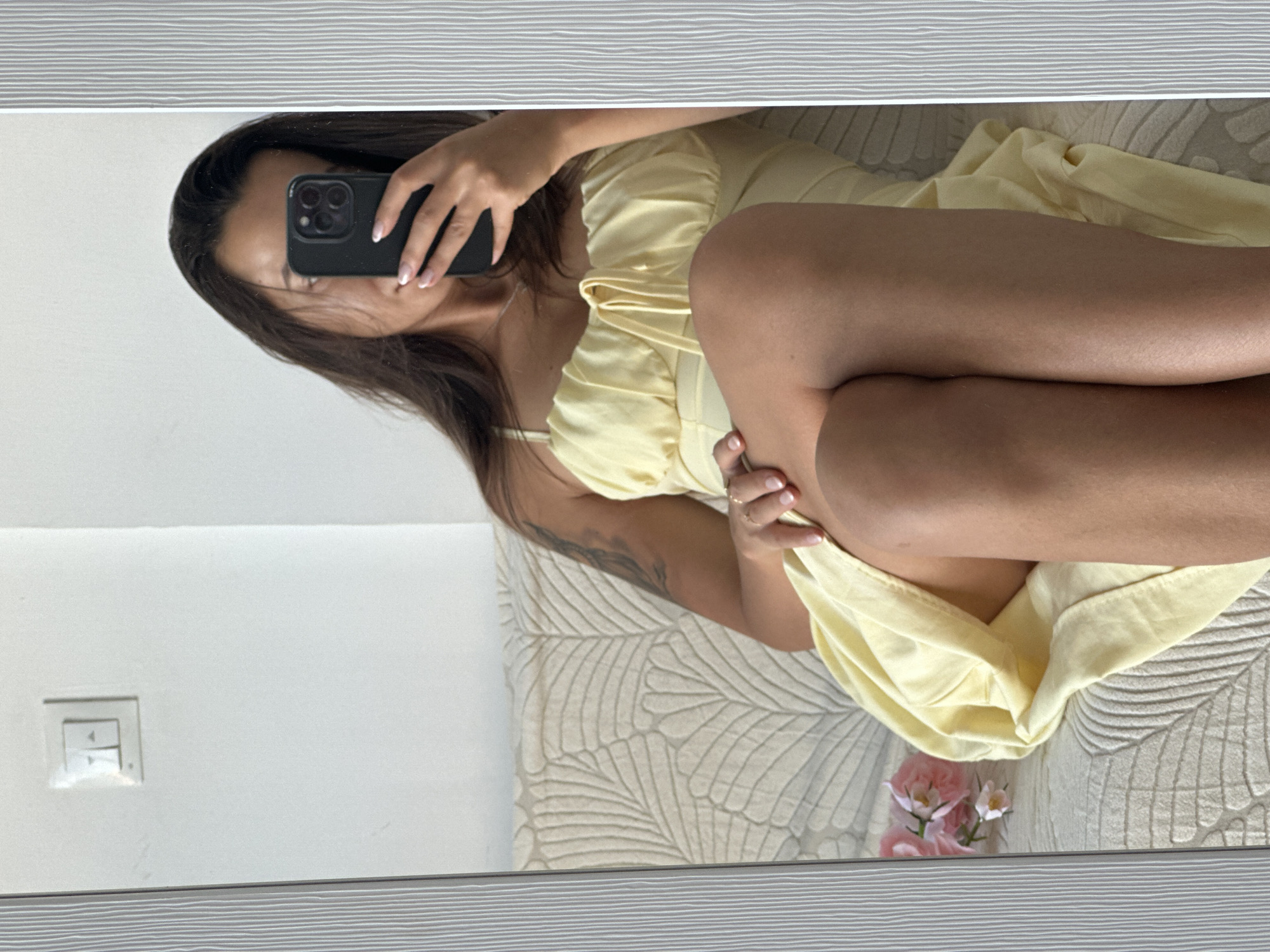 Photo session with yellow dress and roses in Torremolinos