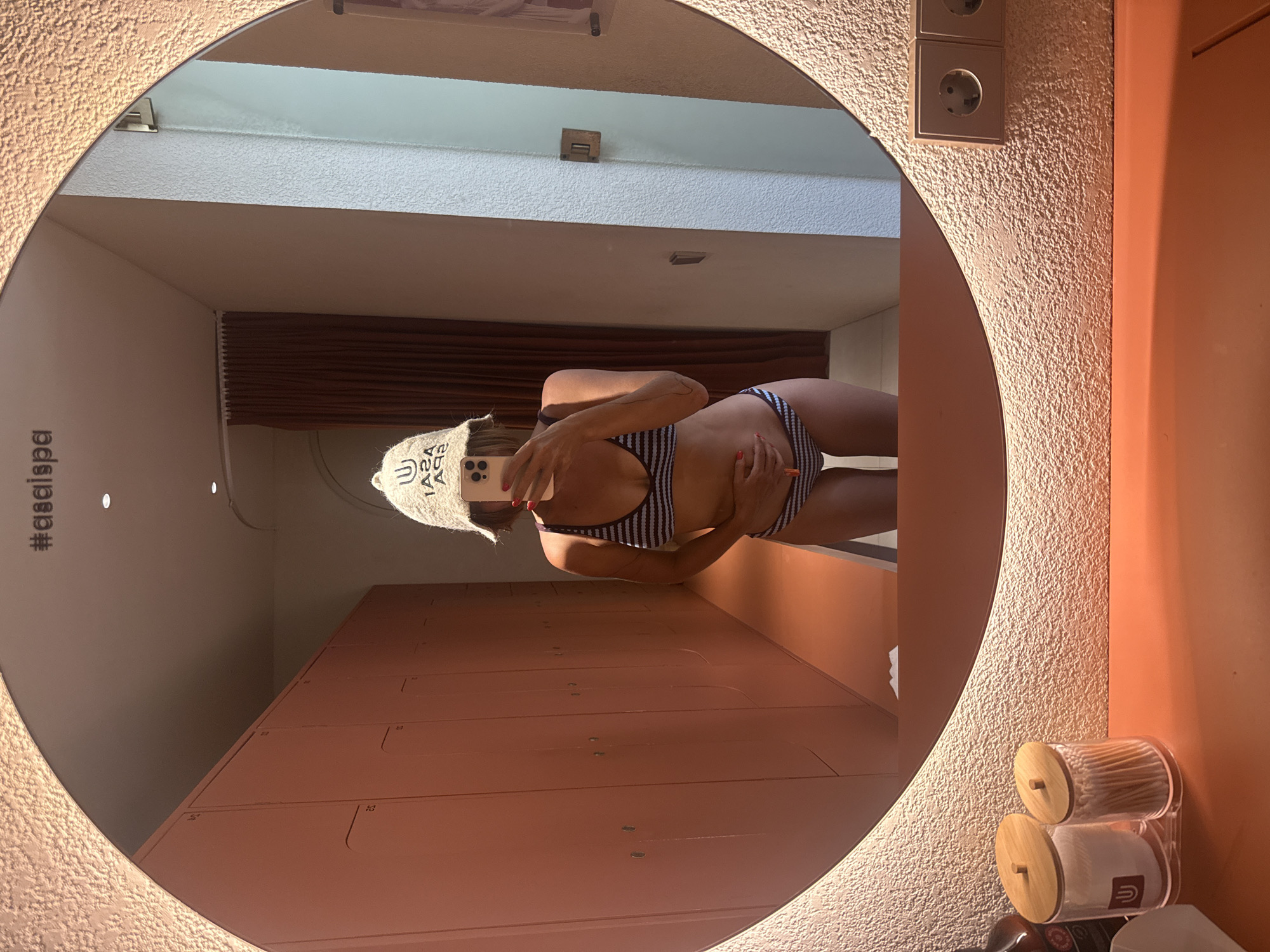 Mirror selfie captured in tan-colored room in Kuta Selatan