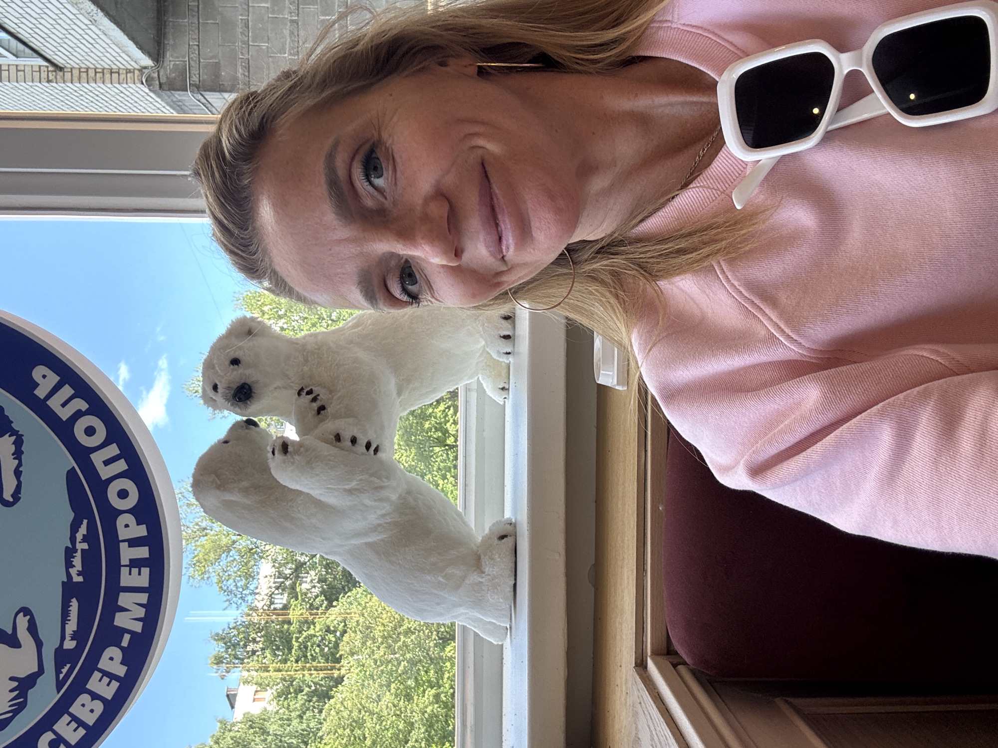 Café selfies and summer flowers in Saint Petersburg