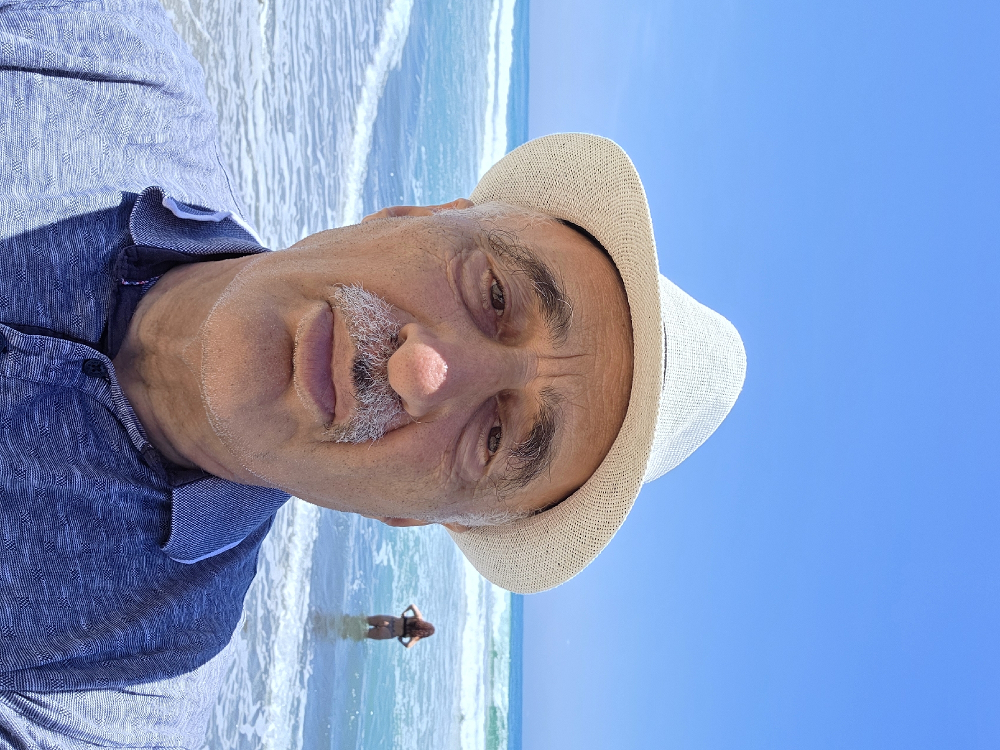 Sunny afternoon hangout on the San Clemente shore