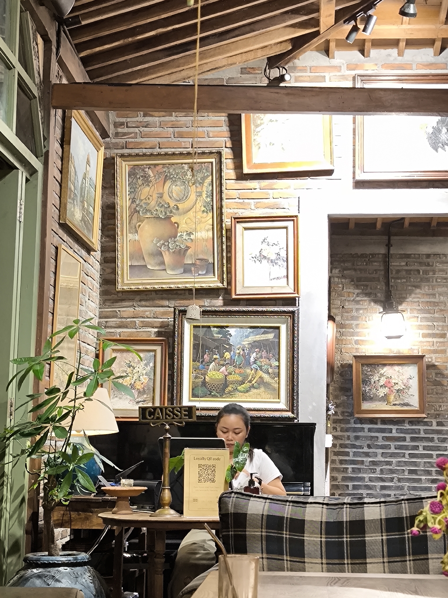 Diner captures atmospheric restaurant experience in North Kuta