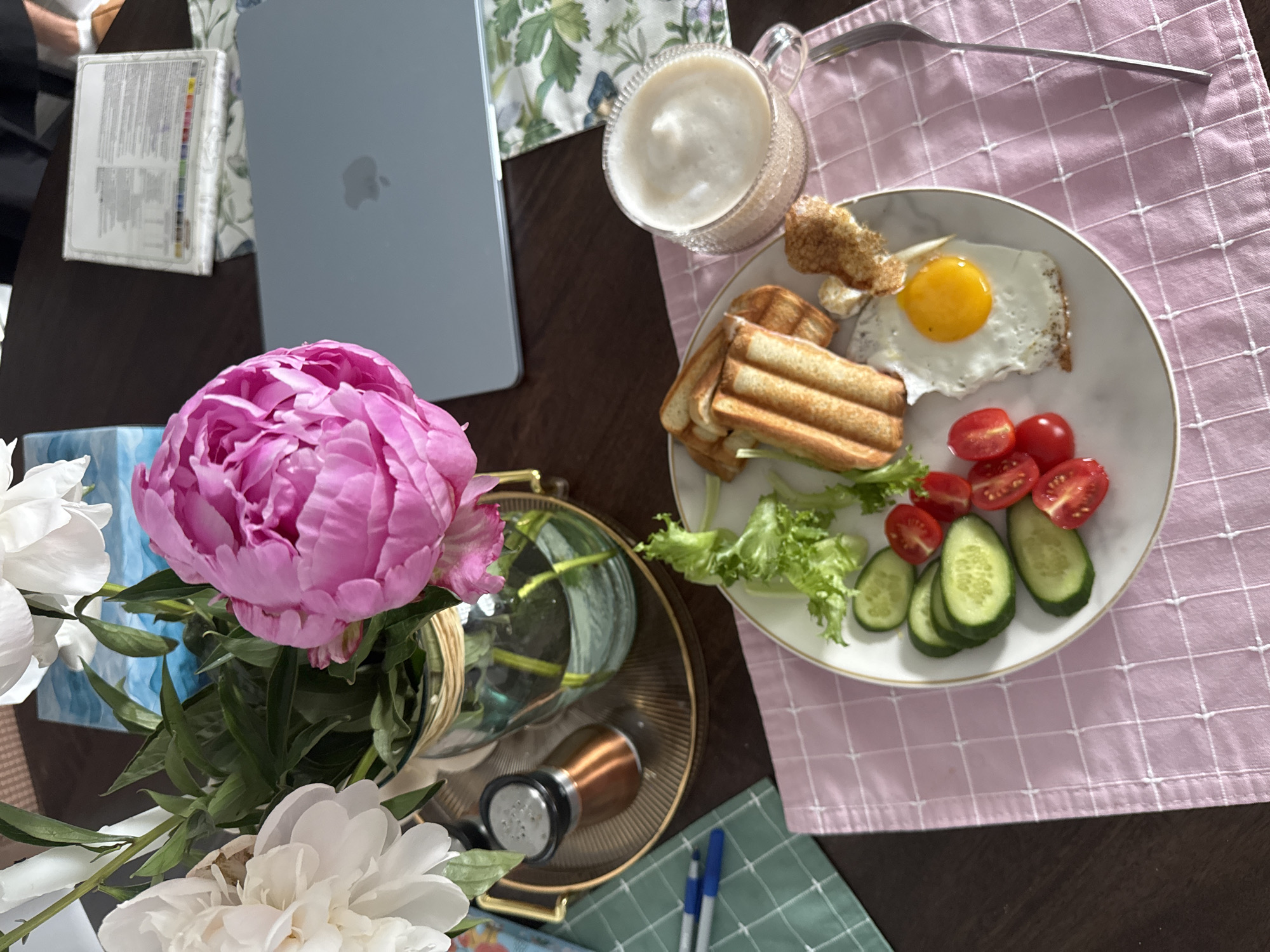 Styled breakfast spread and frothy drinks in Gatineau