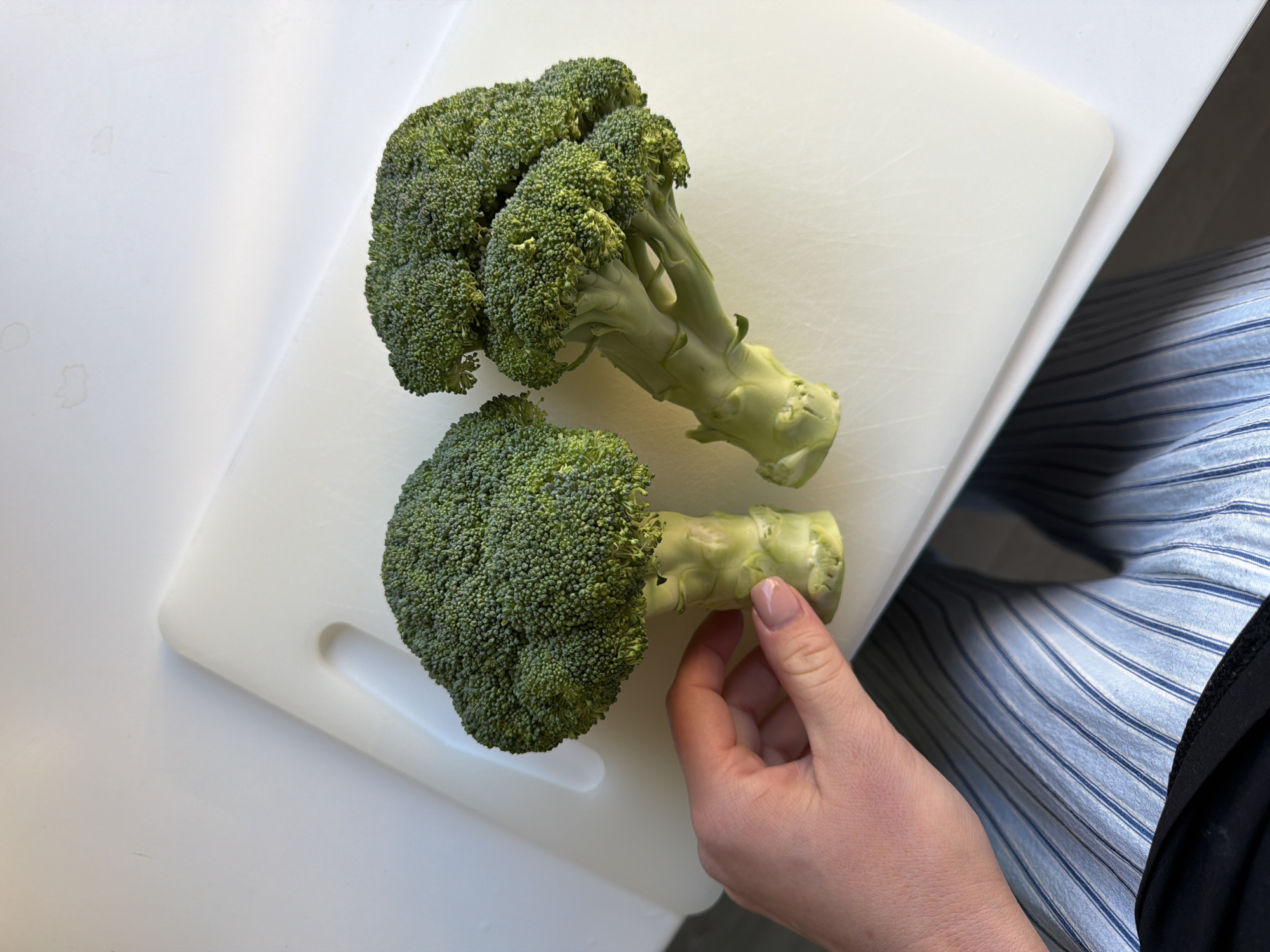 Broccoli preparation captured in Dreiliņi kitchen scene