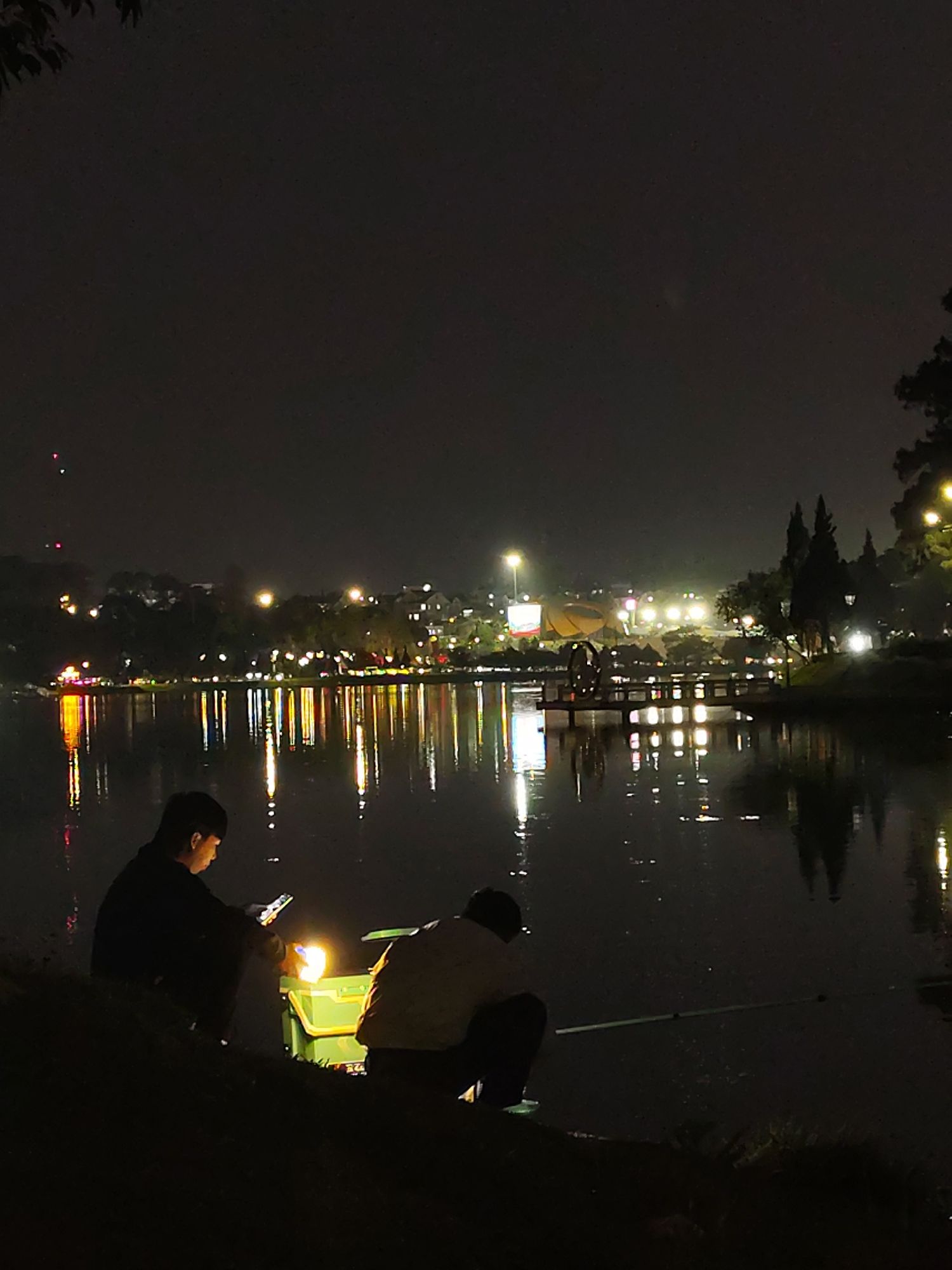 Sunset gathering at Da Lat lake draws fishers, photographers