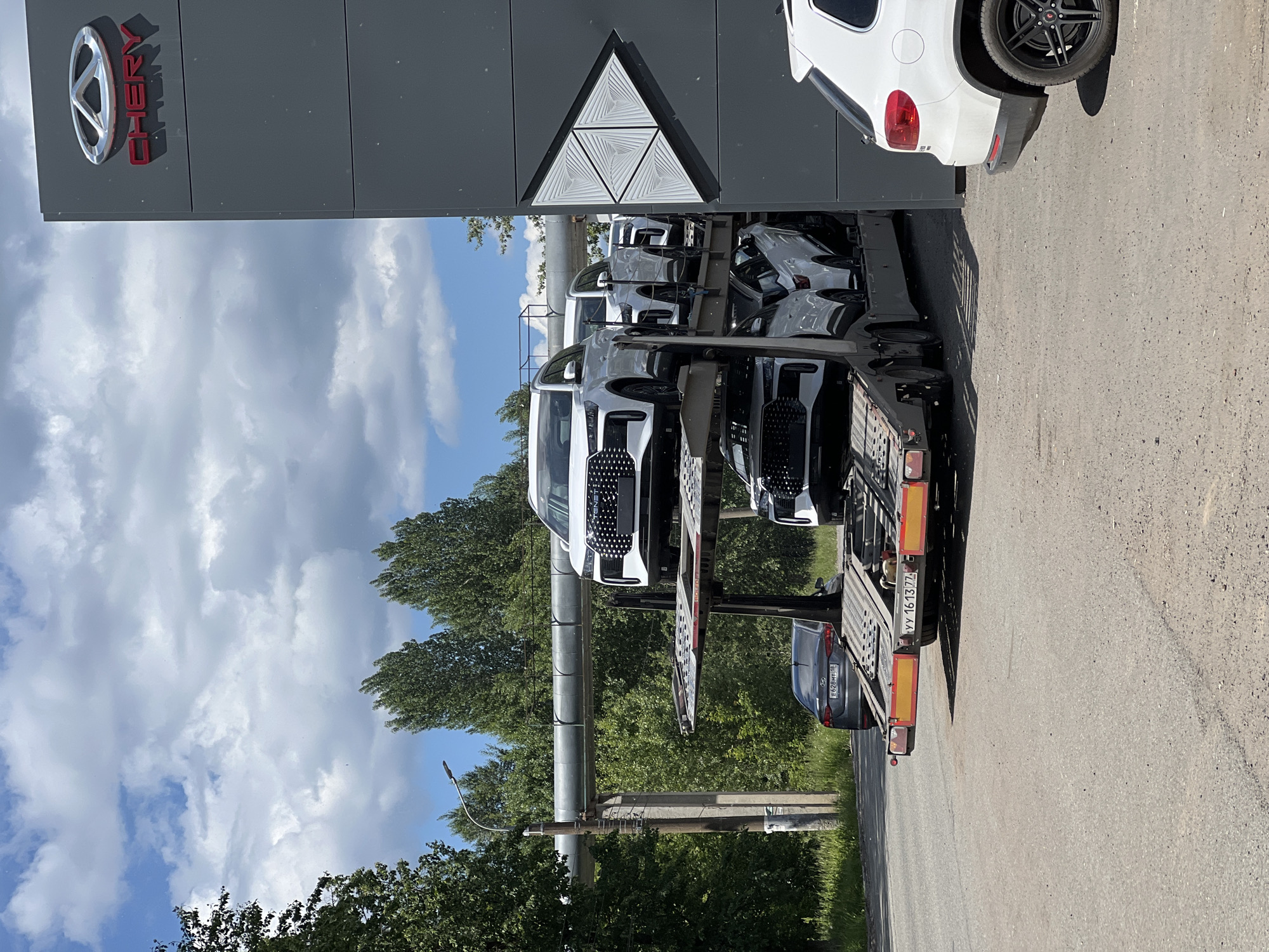 Early morning automotive service facility activities documented in Izhevsk