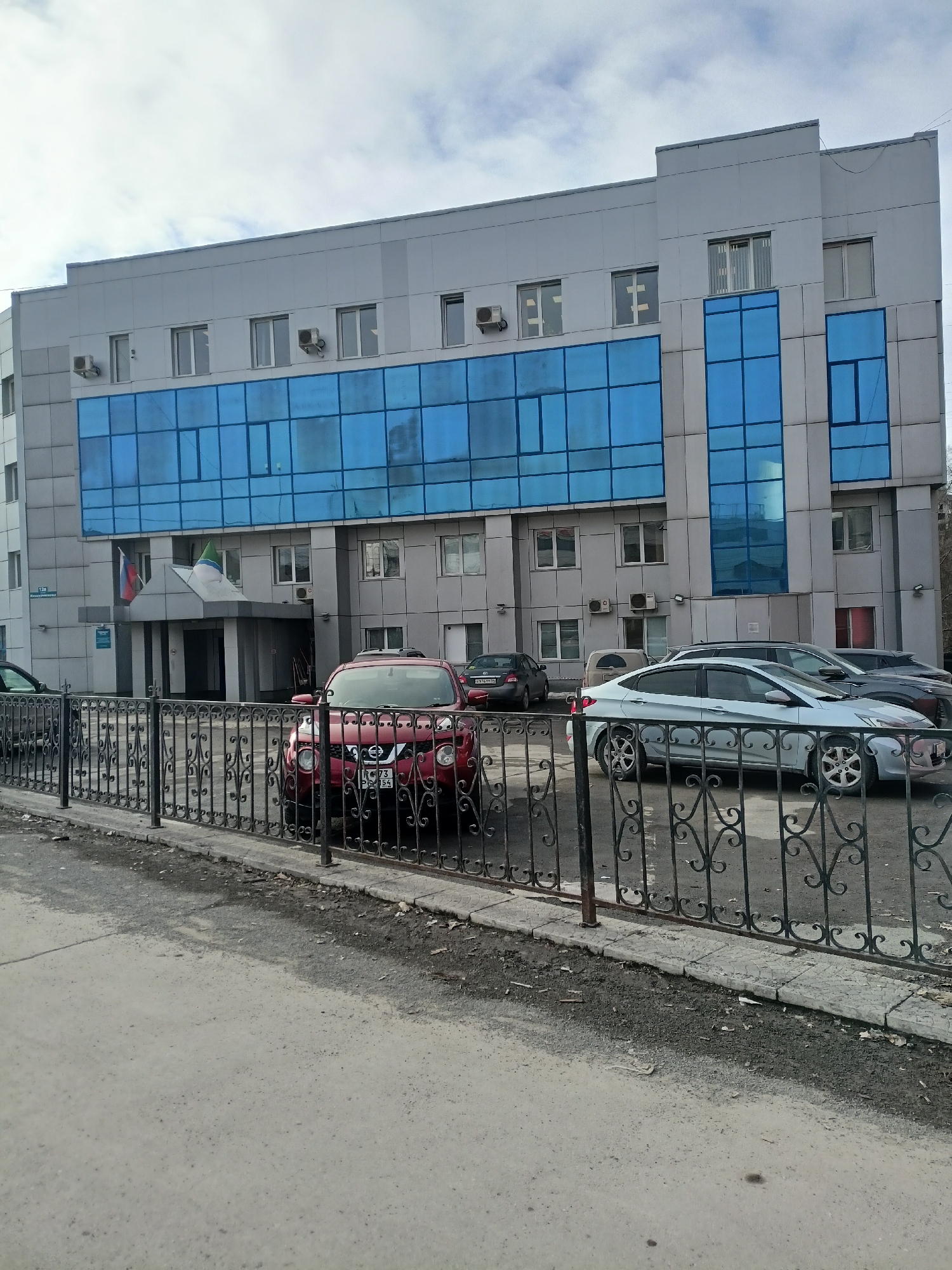 Spring morning street scenes documented across Novosibirsk neighborhoods
