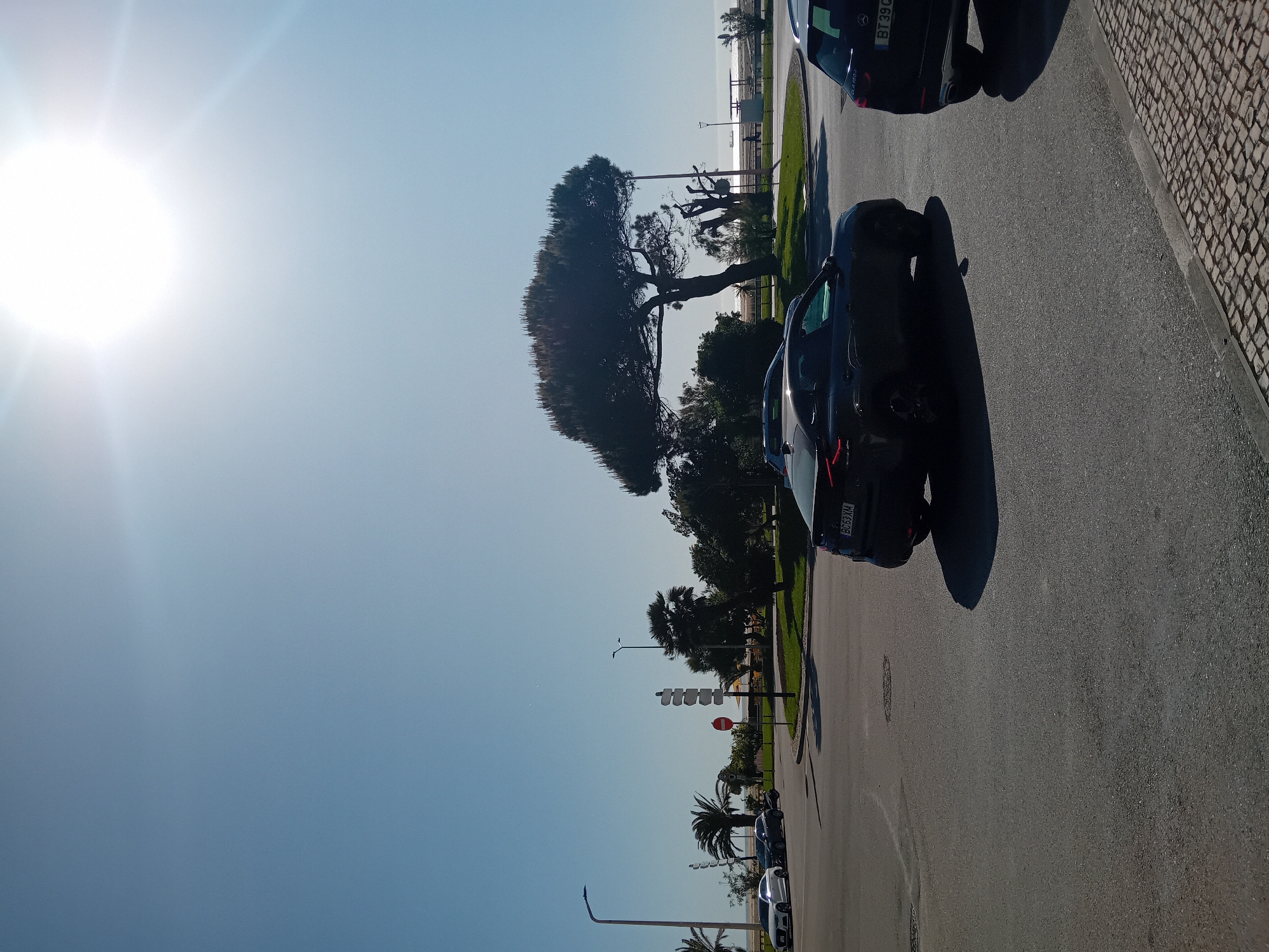 Tourist documents sunny afternoon stroll through coastal Figueira da Foz