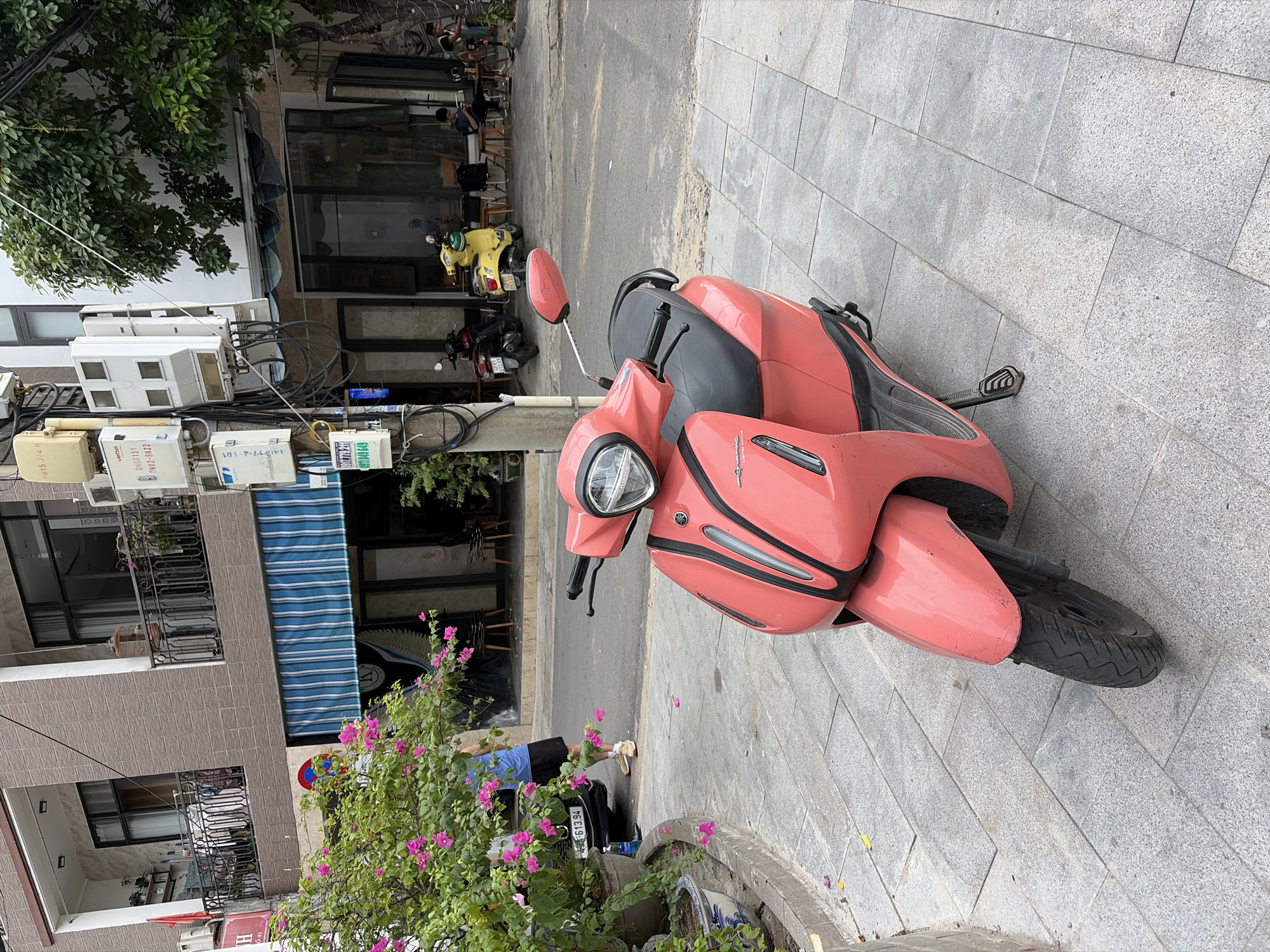 Street life along a busy commercial strip in Đà Nẵng