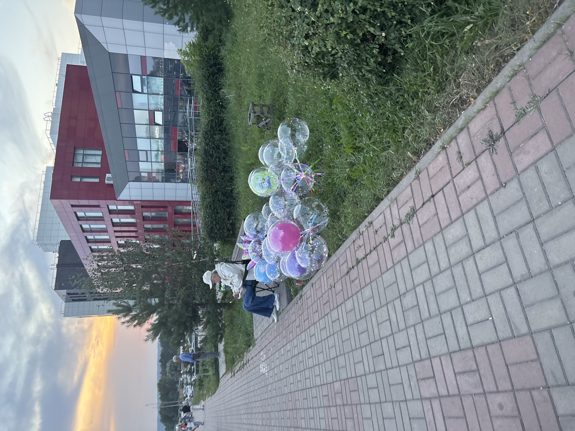 Outdoor band performance draws a crowd in Naberezhnye Chelny