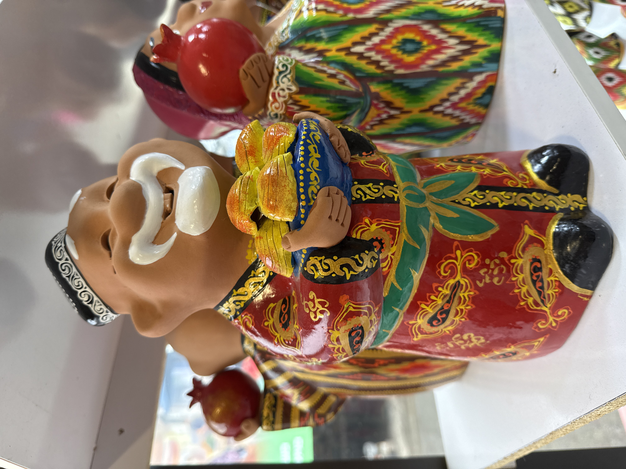 Traditional crafts and sculptures documented at Tashkent's Chorsu Bazaar