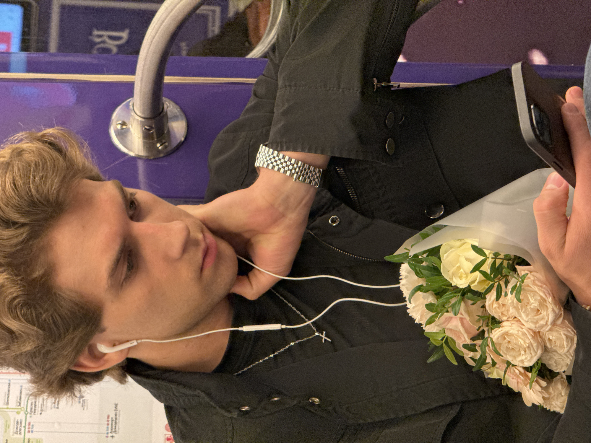 Man with roses spotted on Moscow public transport