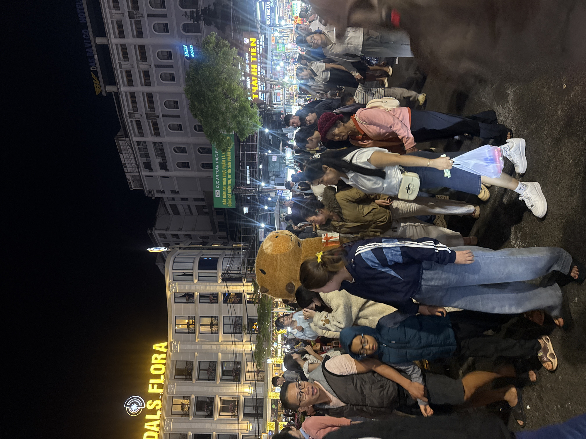 Da Lat night market scene: food, crowds, and street performers