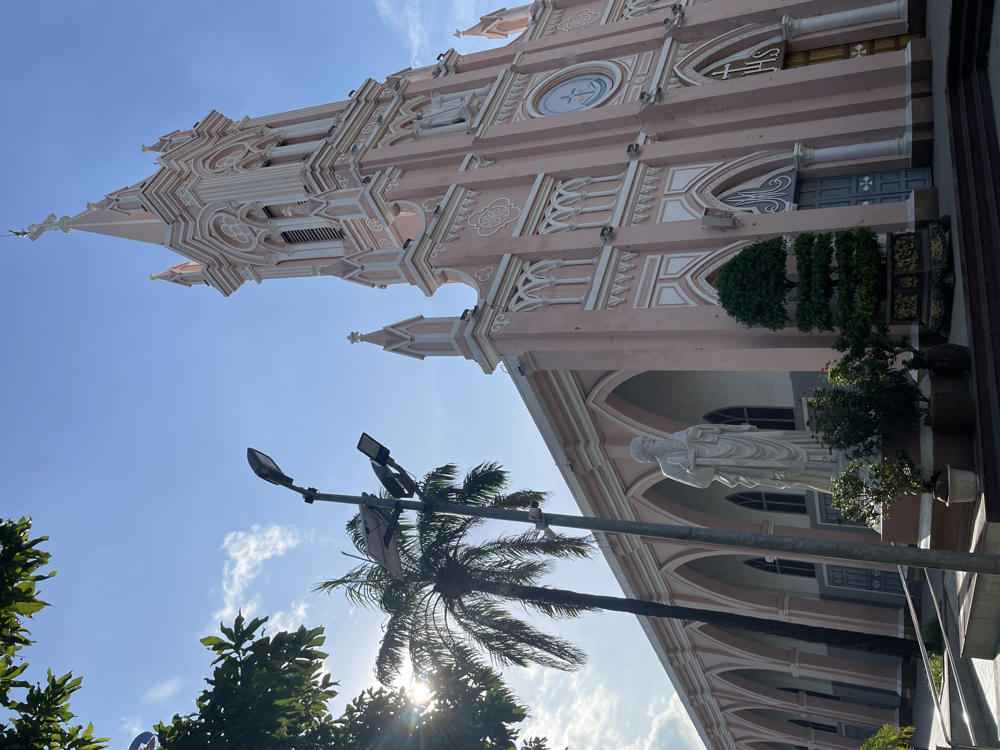 Đà Nẵng landmarks: cathedral, Han River, and mermaid sculpture