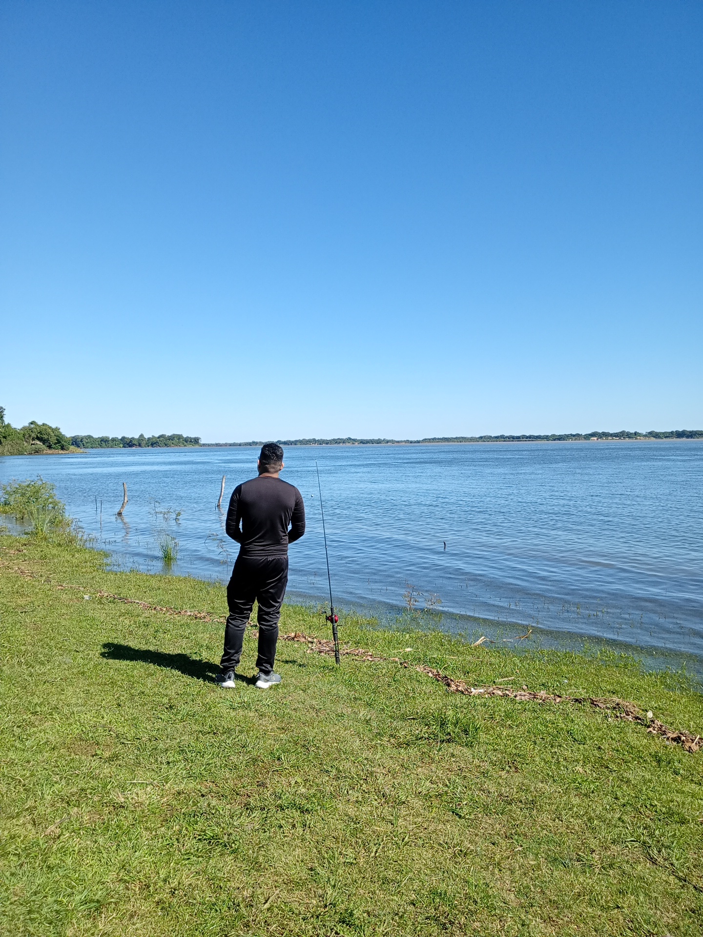 Afternoon fishing scene documented along Corrientes riverbank