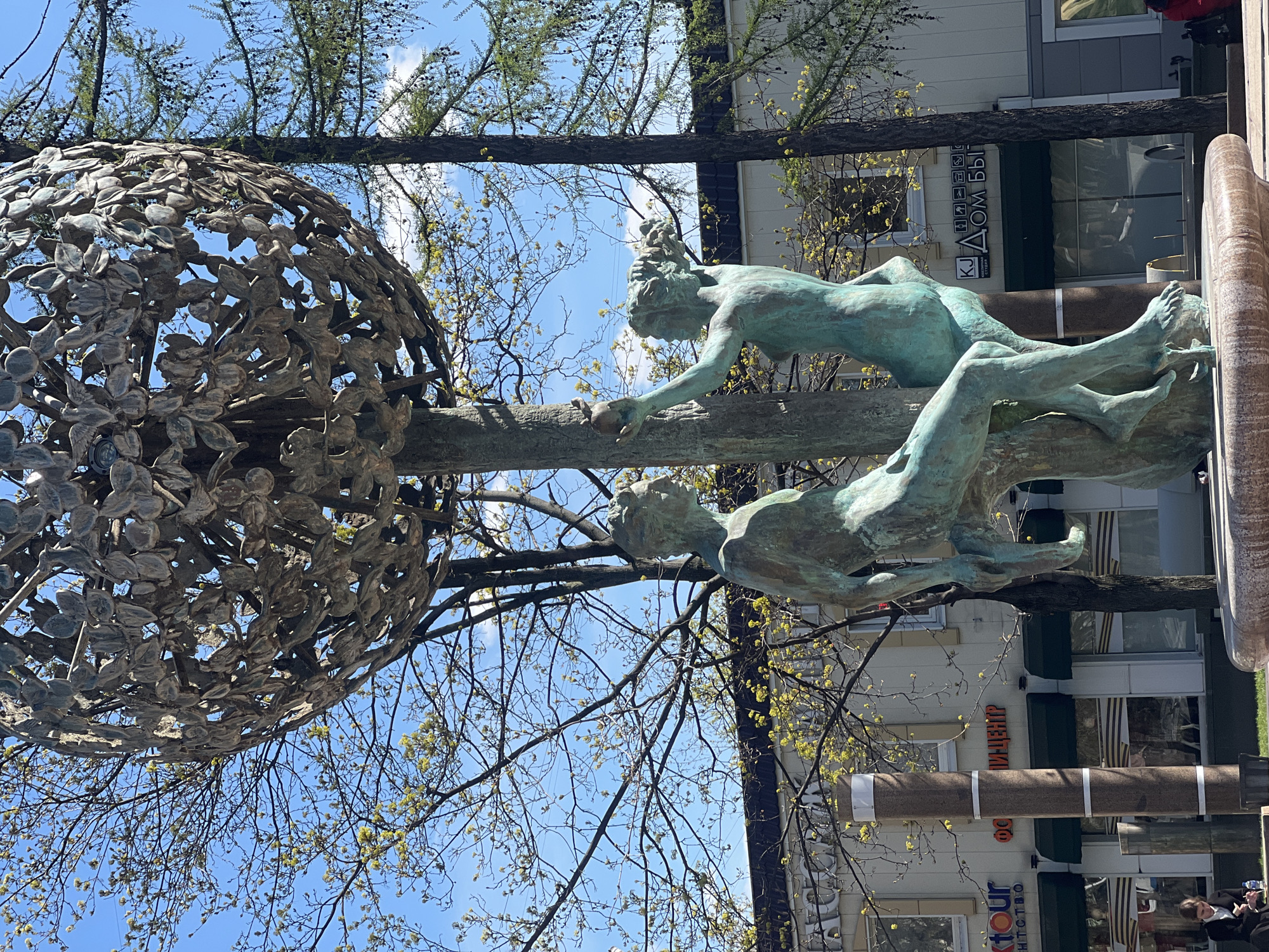 Bronze fruit-reaching statue observed in Moscow public space