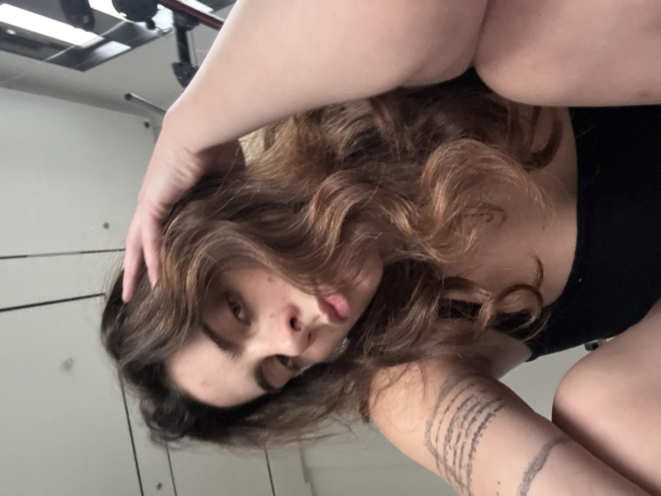 Woman documents gym workout with selfies in Givatayim