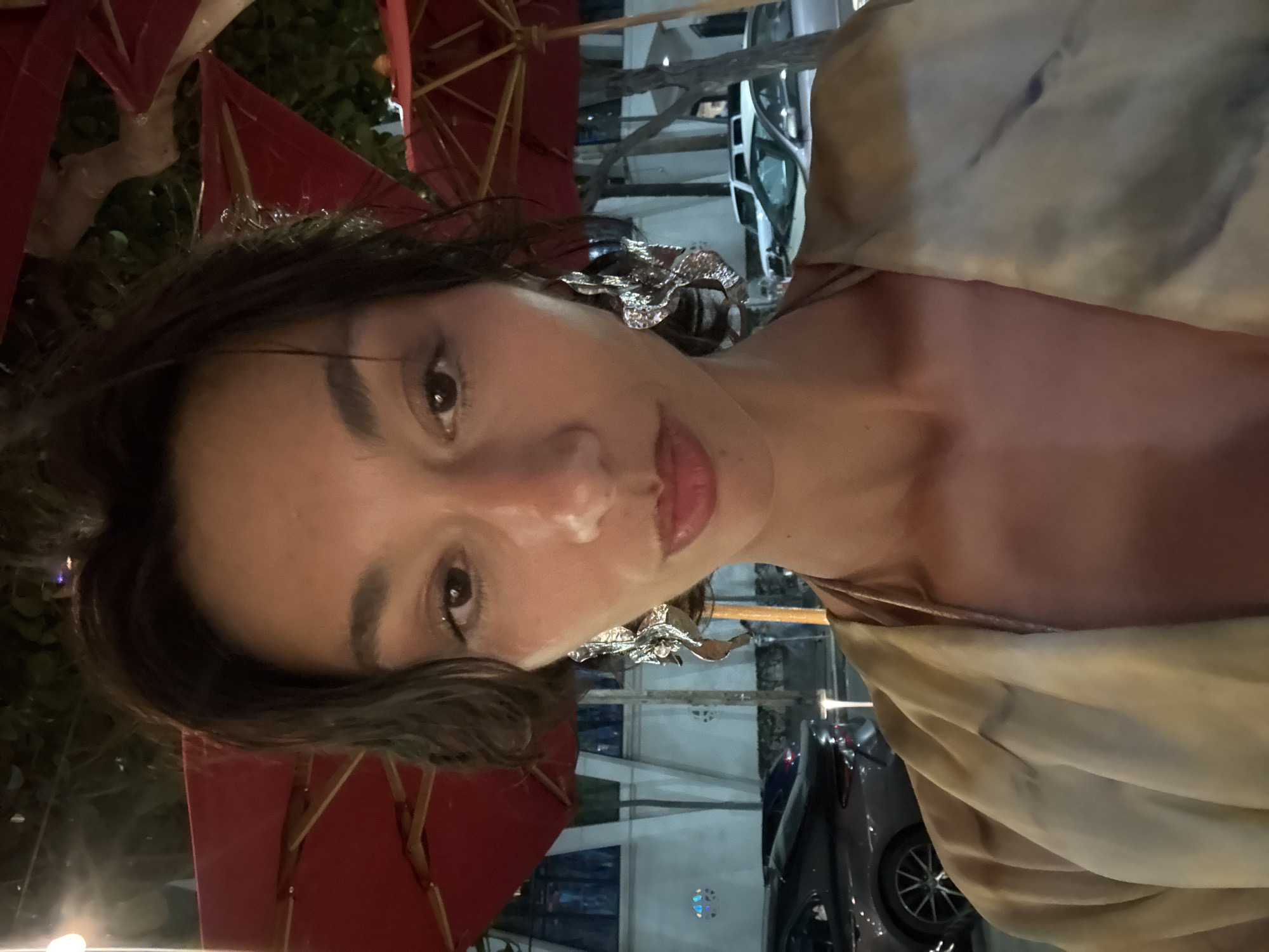 Woman dines, takes selfie at outdoor Honolulu restaurant