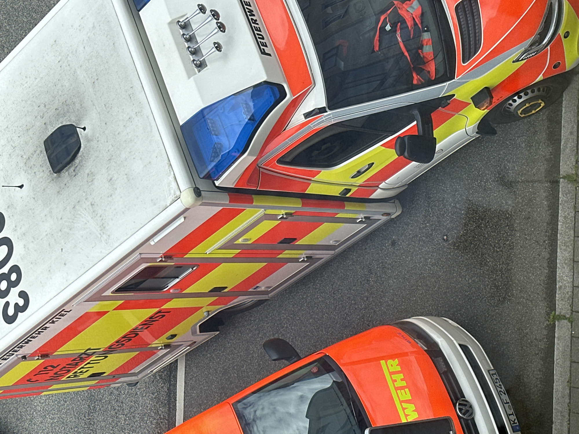 Emergency vehicles deployed, child in heart sunglasses spotted in Kiel