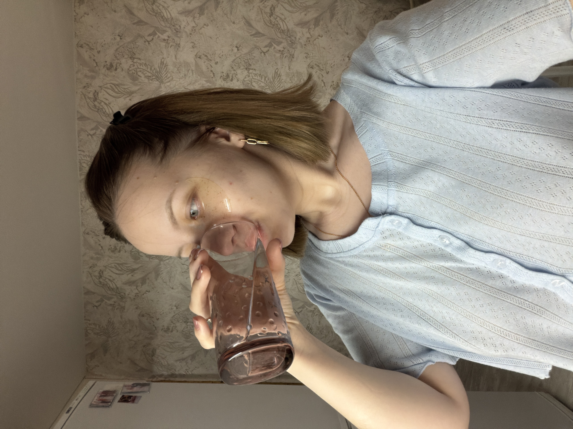 Woman documents morning routine in Reshetnikovo home