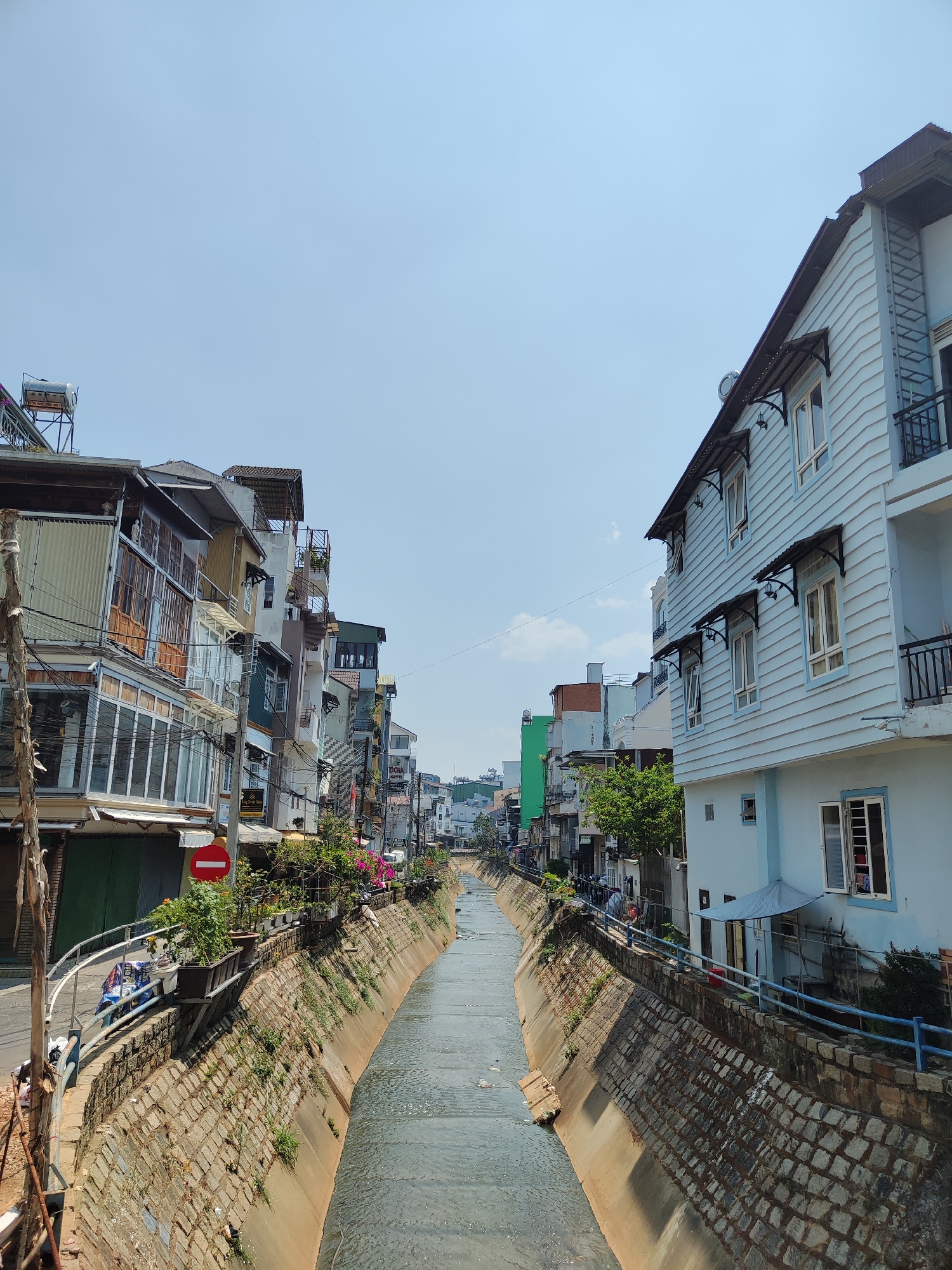 Morning scenes captured in Da Lat urban canal area
