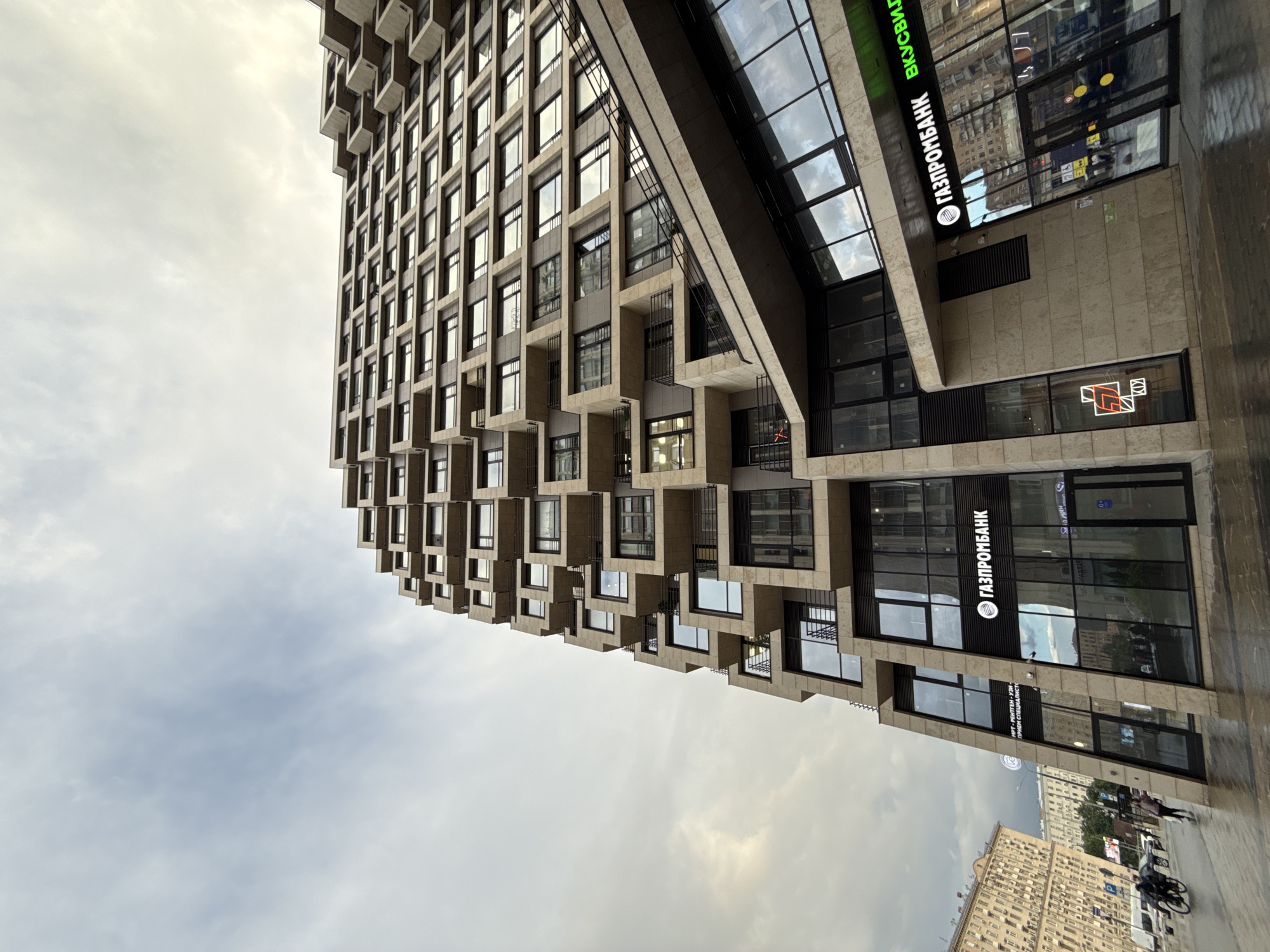 Moscow street scenes and architecture documented in 7-minute span