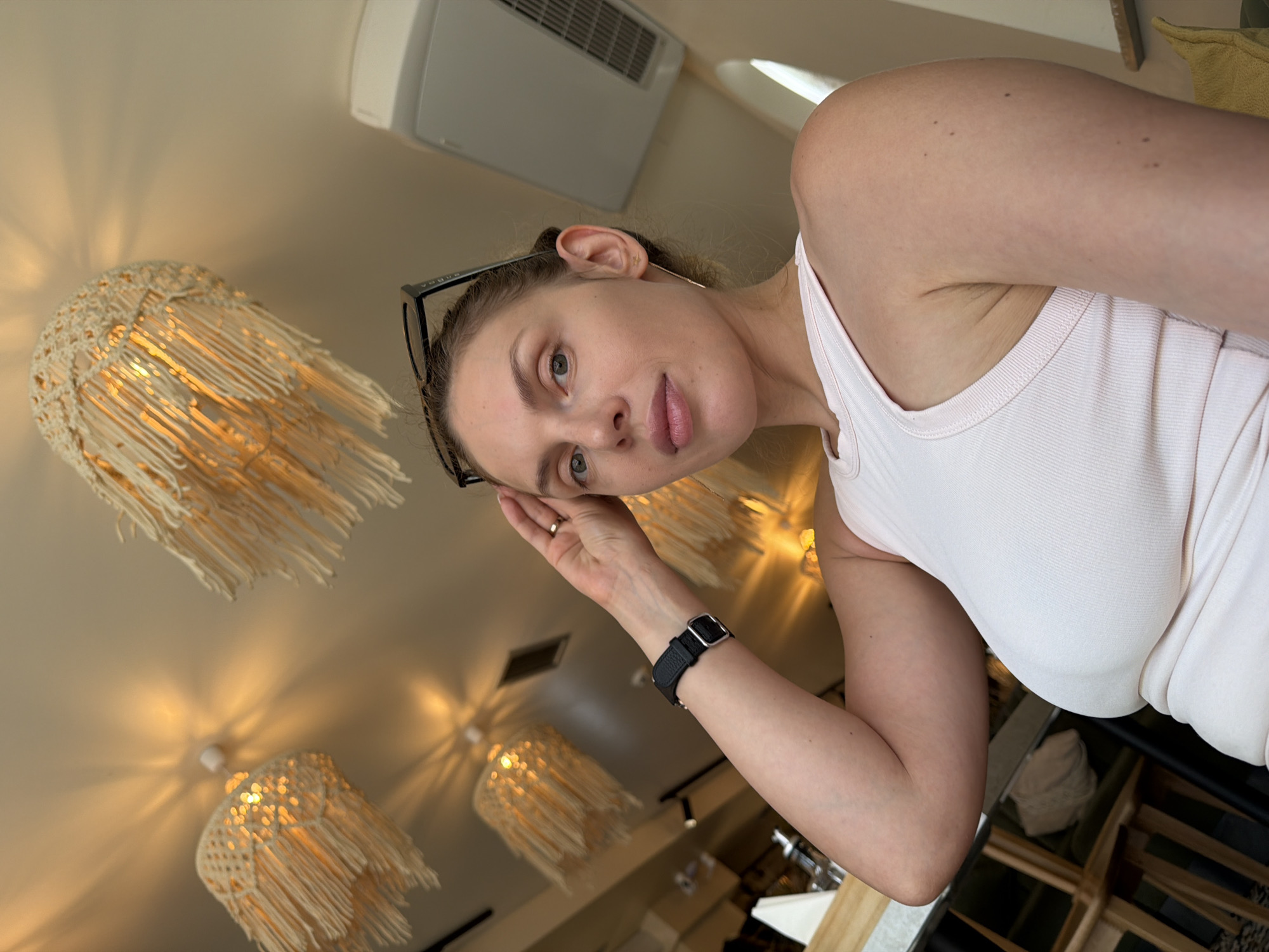 Woman documents beauty salon visit with selfies in Budva