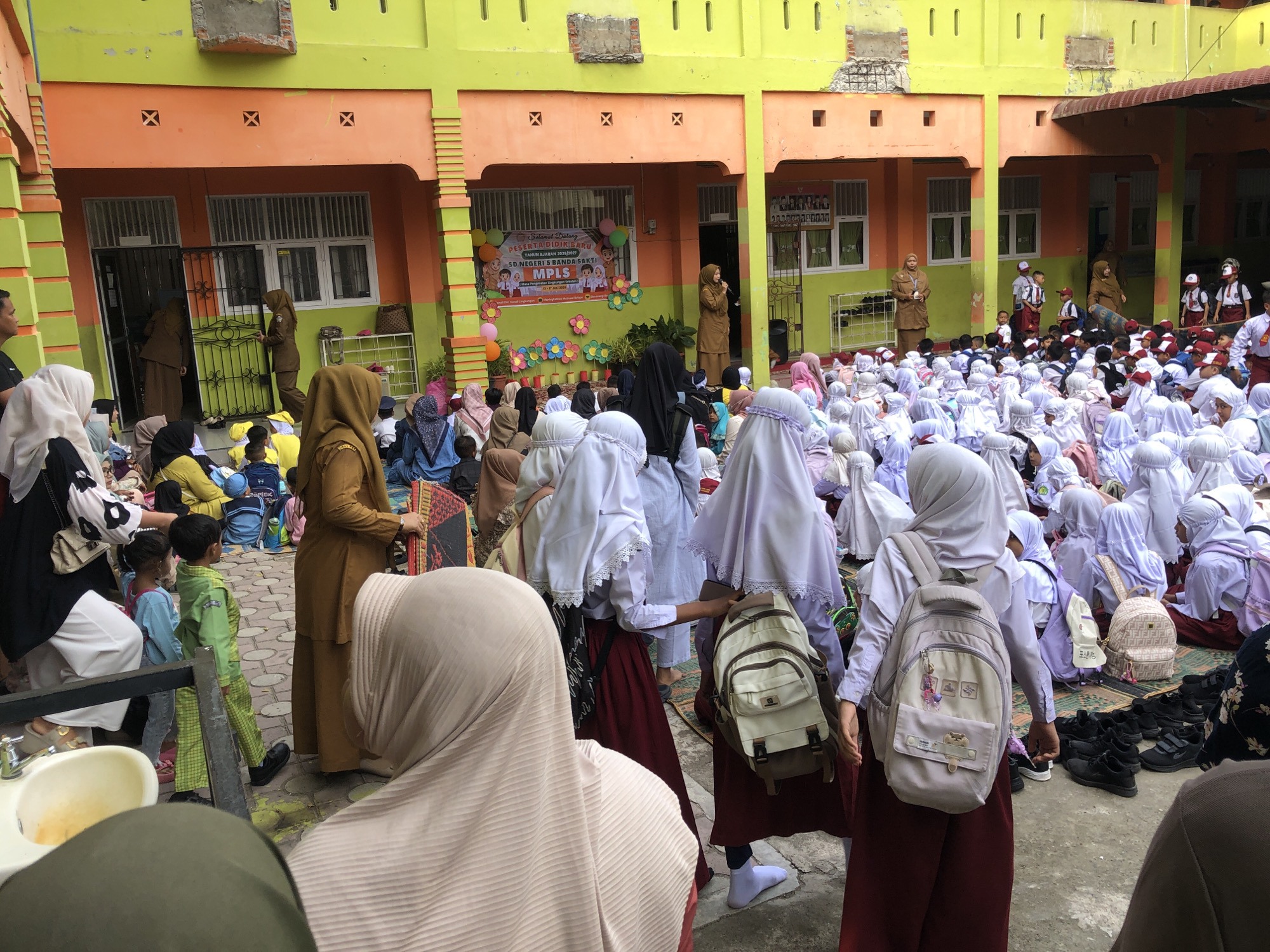 School assembly underway at SD Negeri 7, Lhokseumawe
