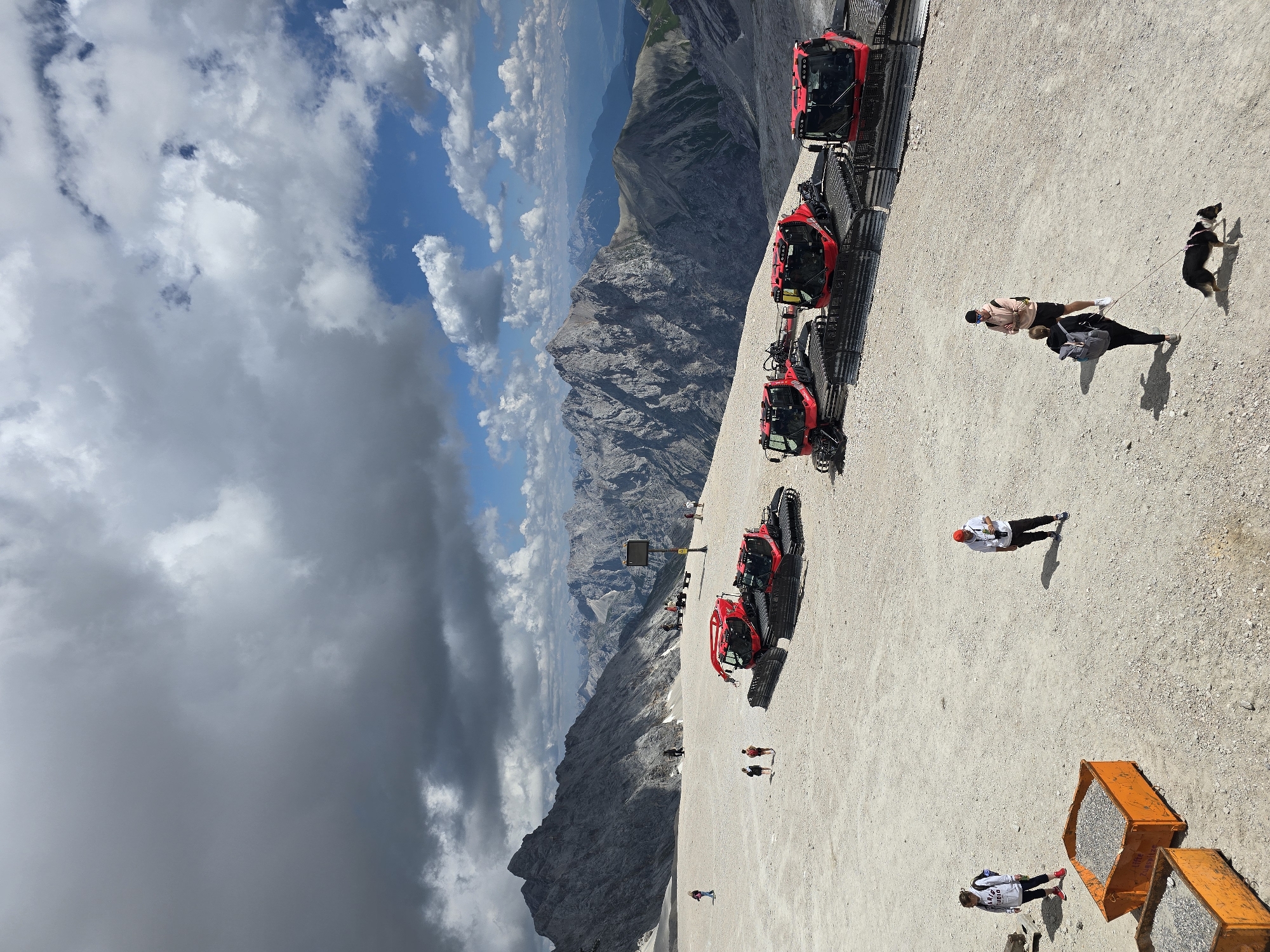 Afternoon crowd gathers at Zugspitze summit plateau