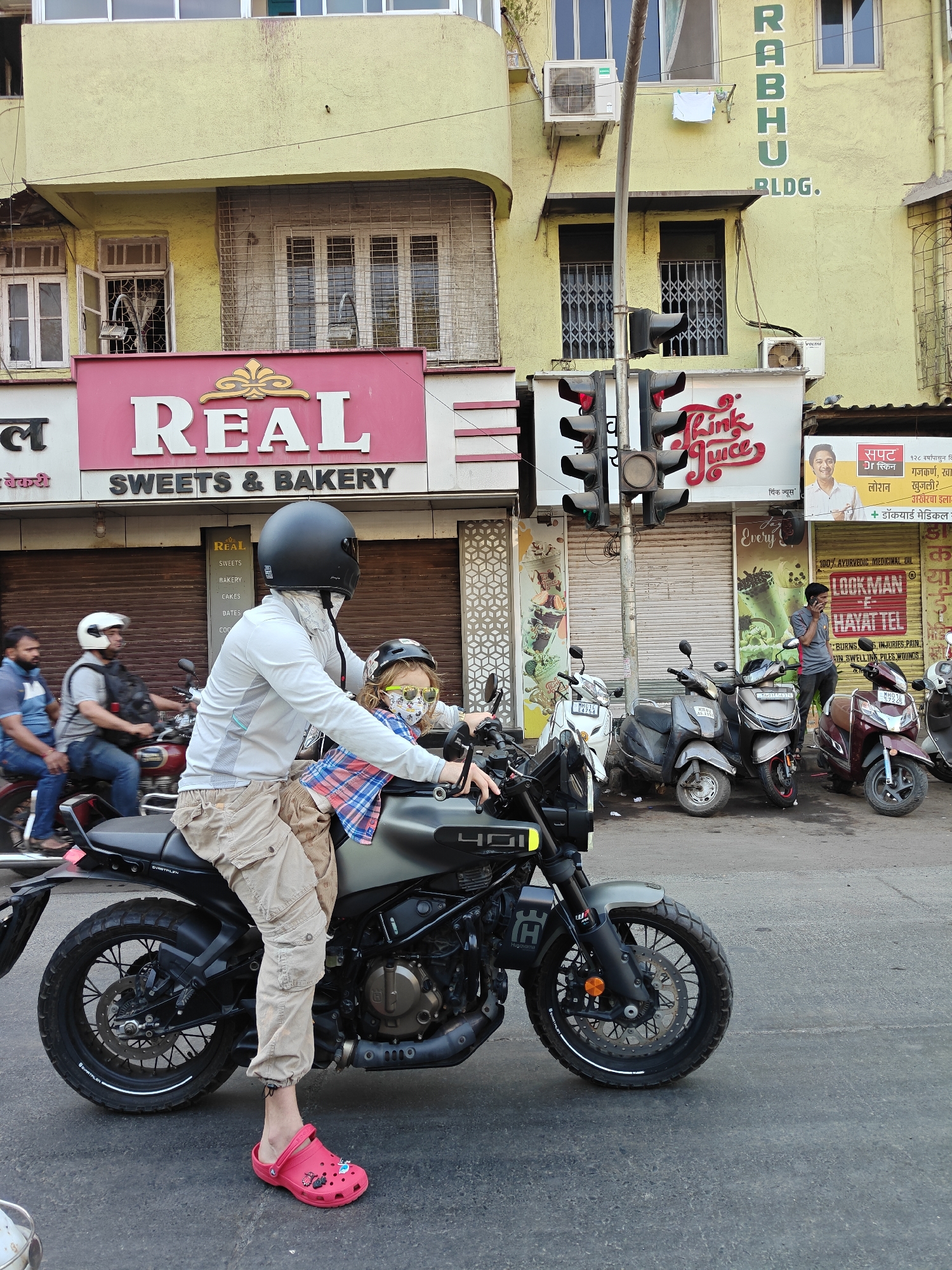 Early morning street life captured in Mumbai