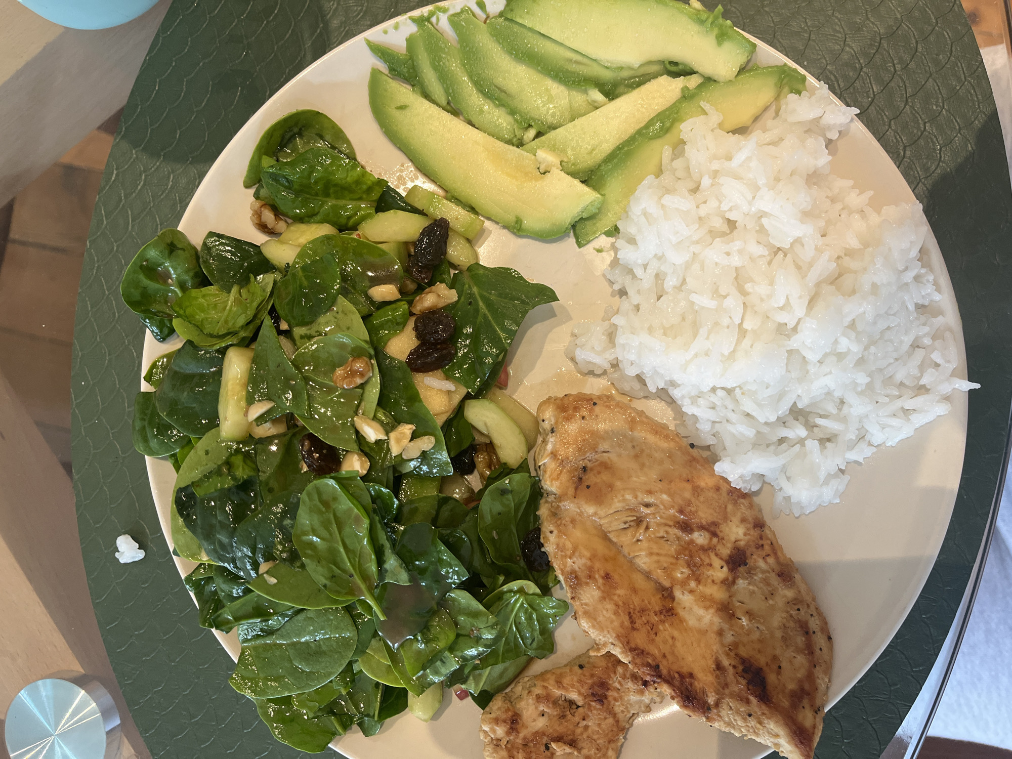 Lunch meal with chicken and spinach salad observed in Lyon