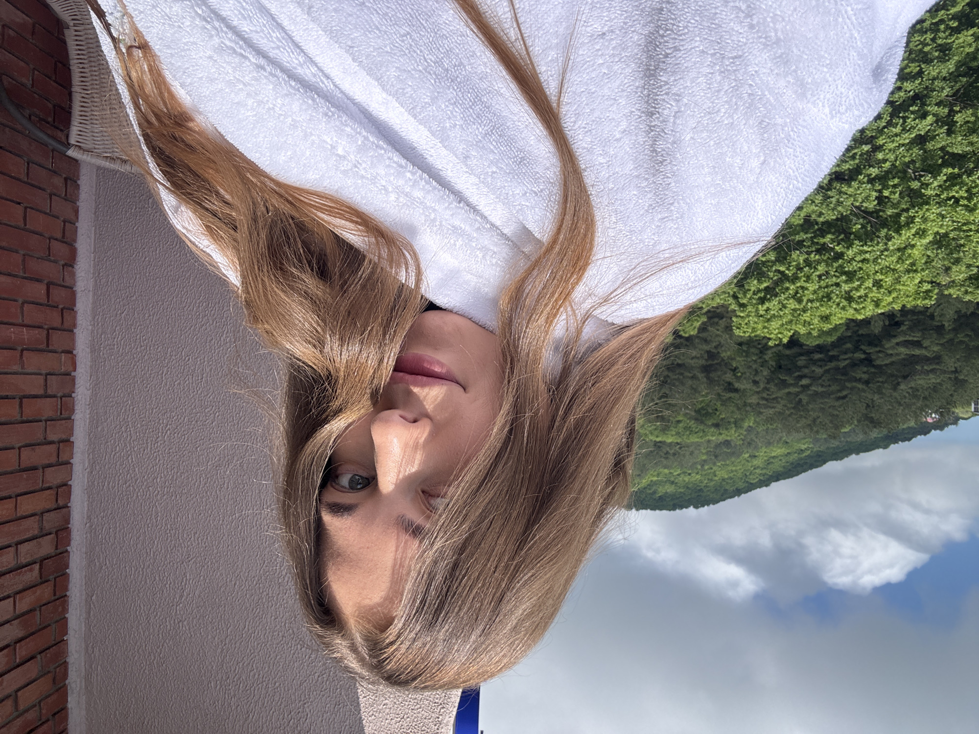 Woman in bathrobe spotted on balcony in Sosnovy, Russia