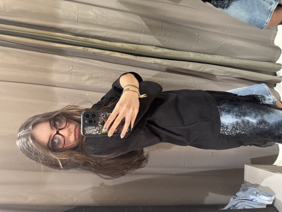 Woman tries on outfits, takes selfies in Puebla fitting room