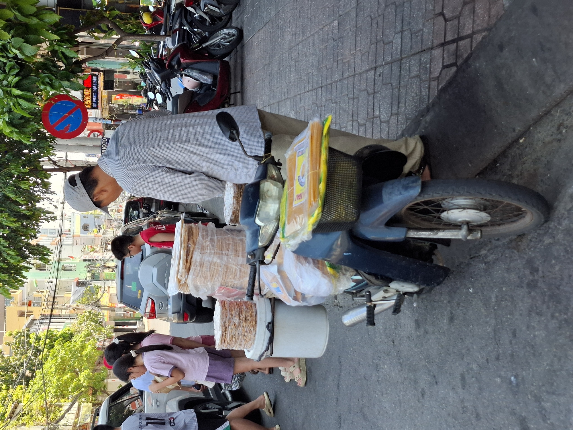 Nha Trang street vendors and food stalls in morning action