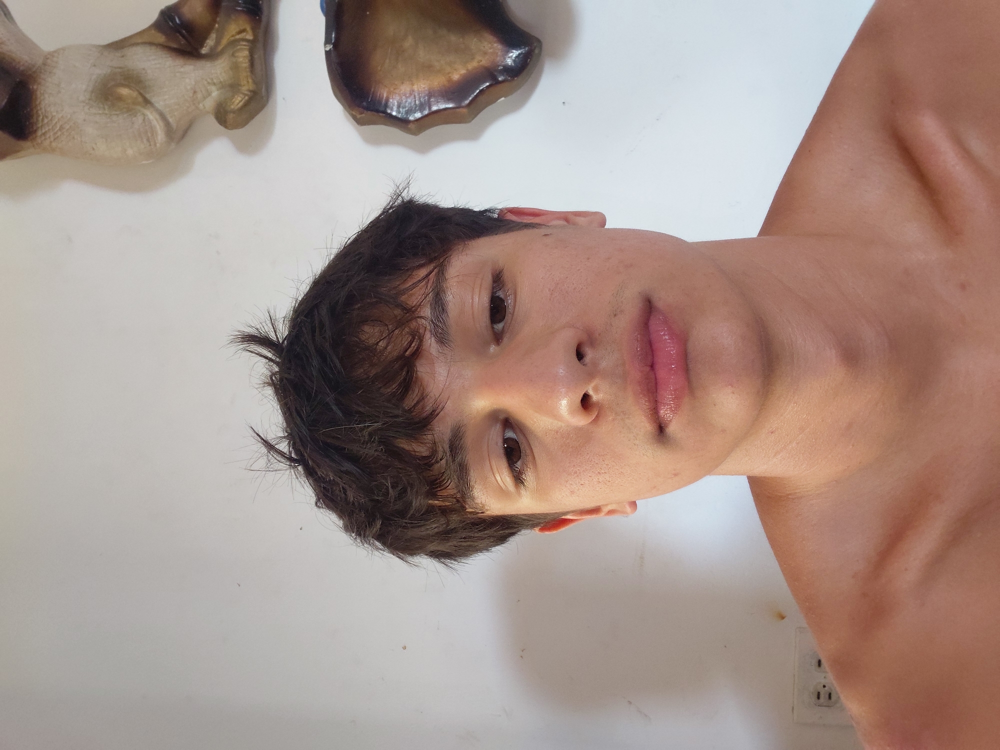 Close-up portrait shots against a white wall, Santa Ana