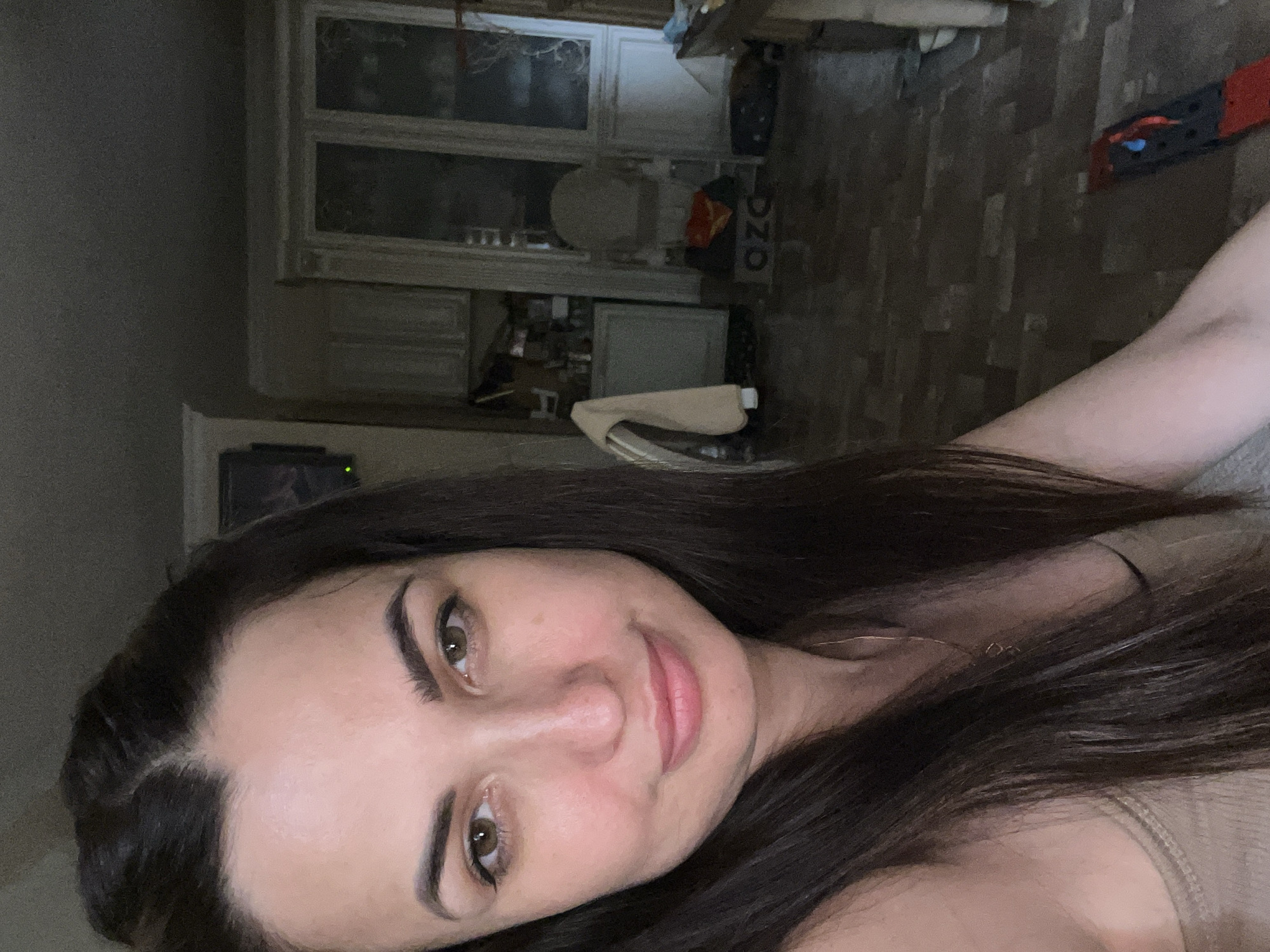 Woman documents three hours of casual selfies and domestic moments