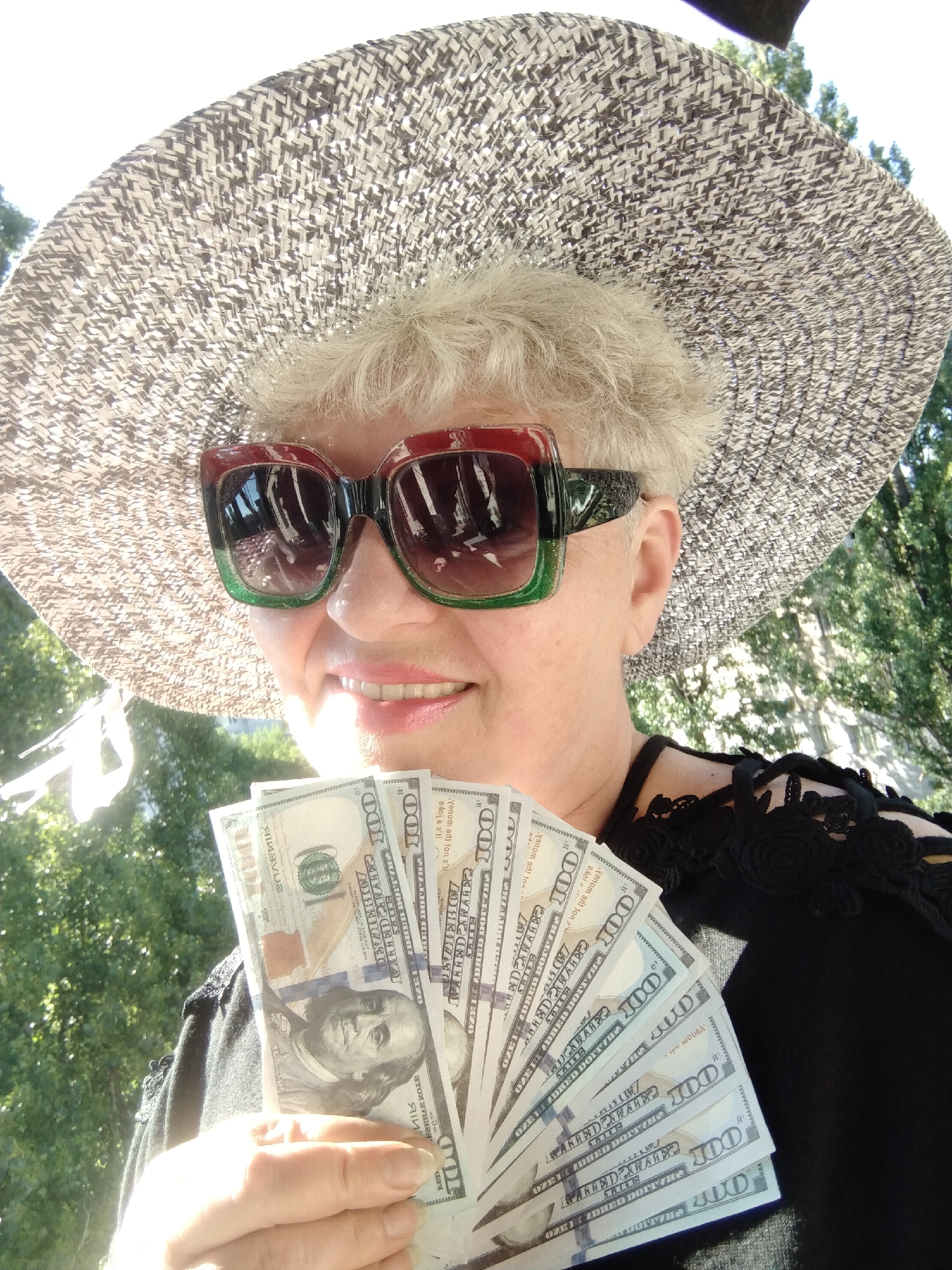 Cash display in Horishni Plavni with hat and sunglasses