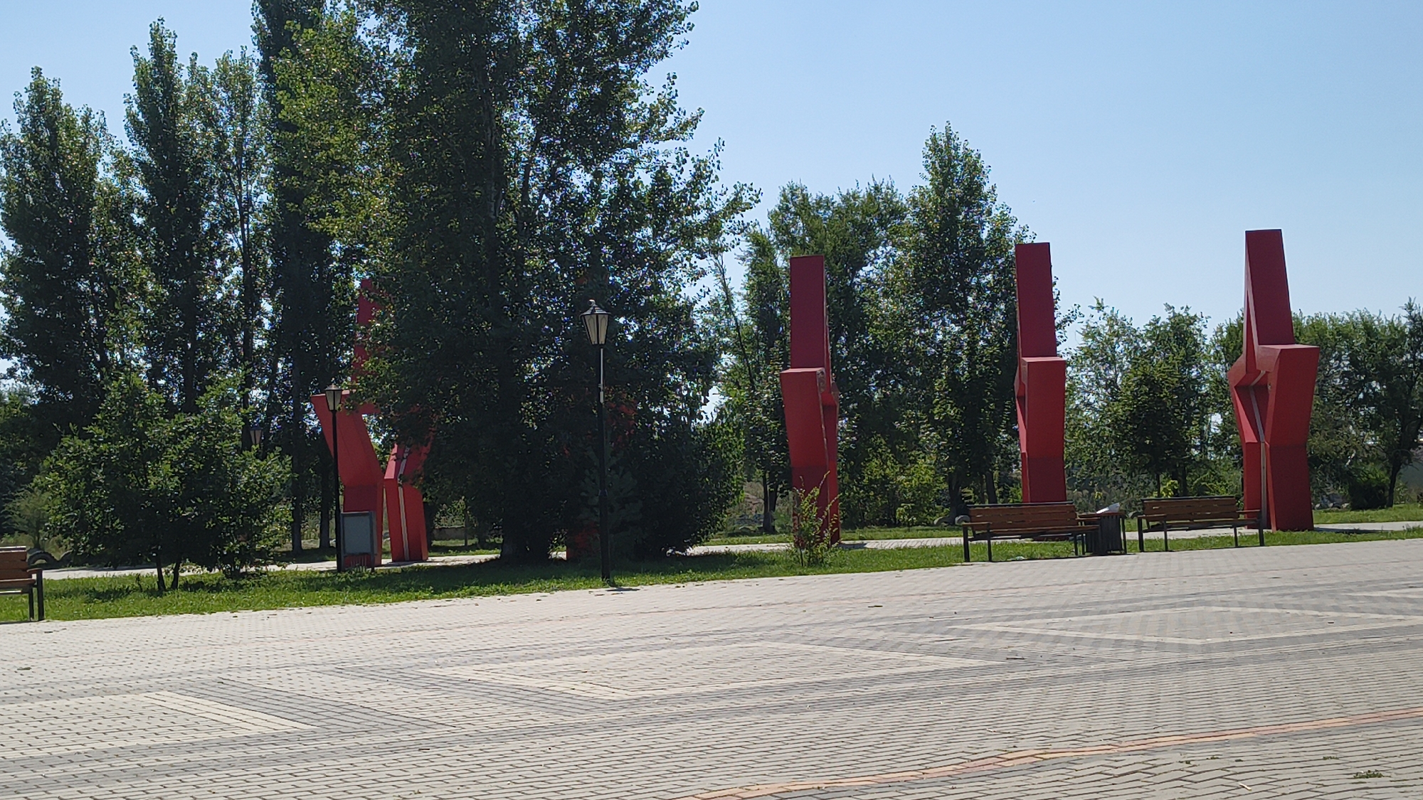 Mikhaylovka park blends war memorial with children's playground