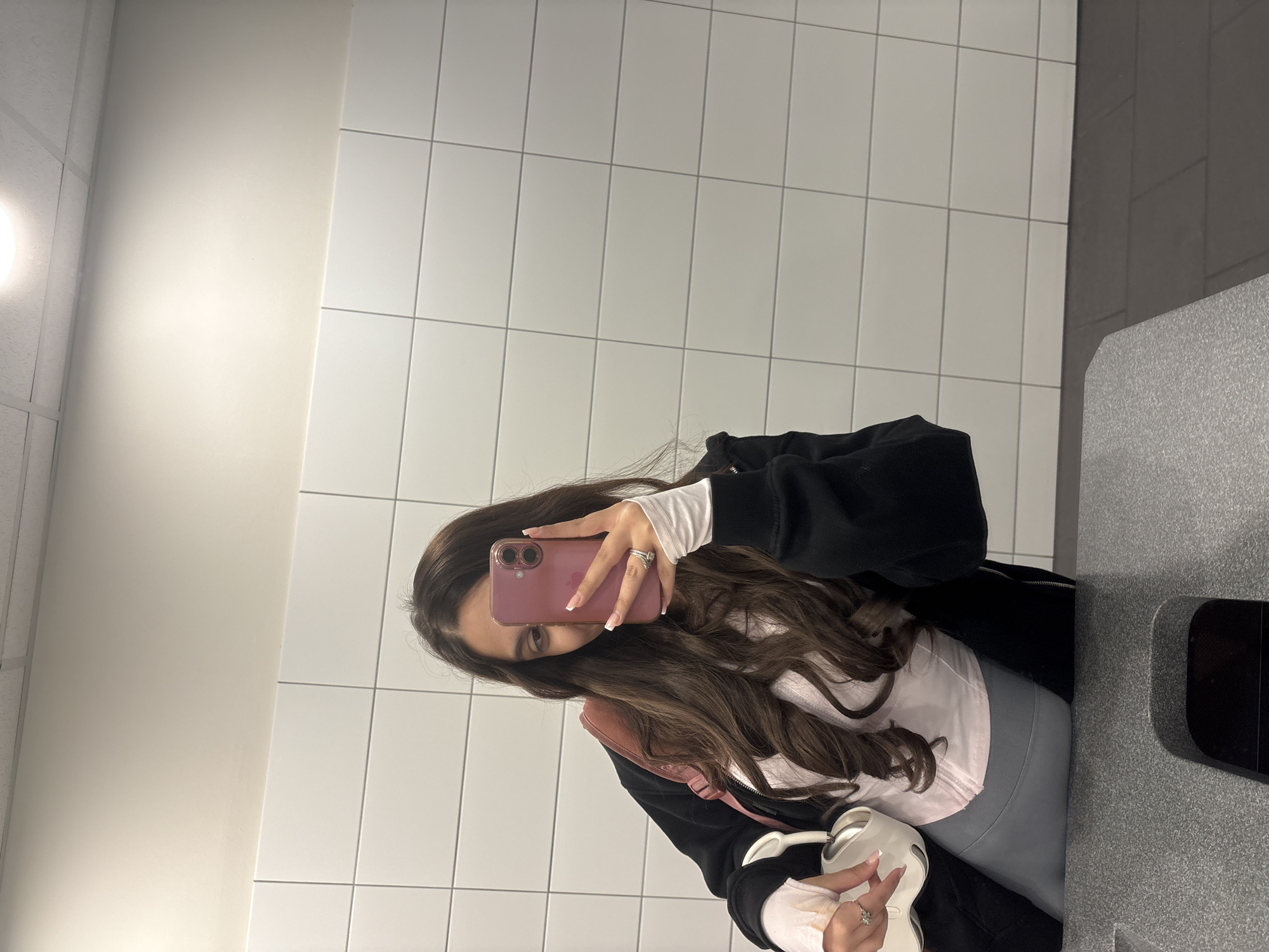 Woman takes bathroom selfies in Mönchengladbach facility