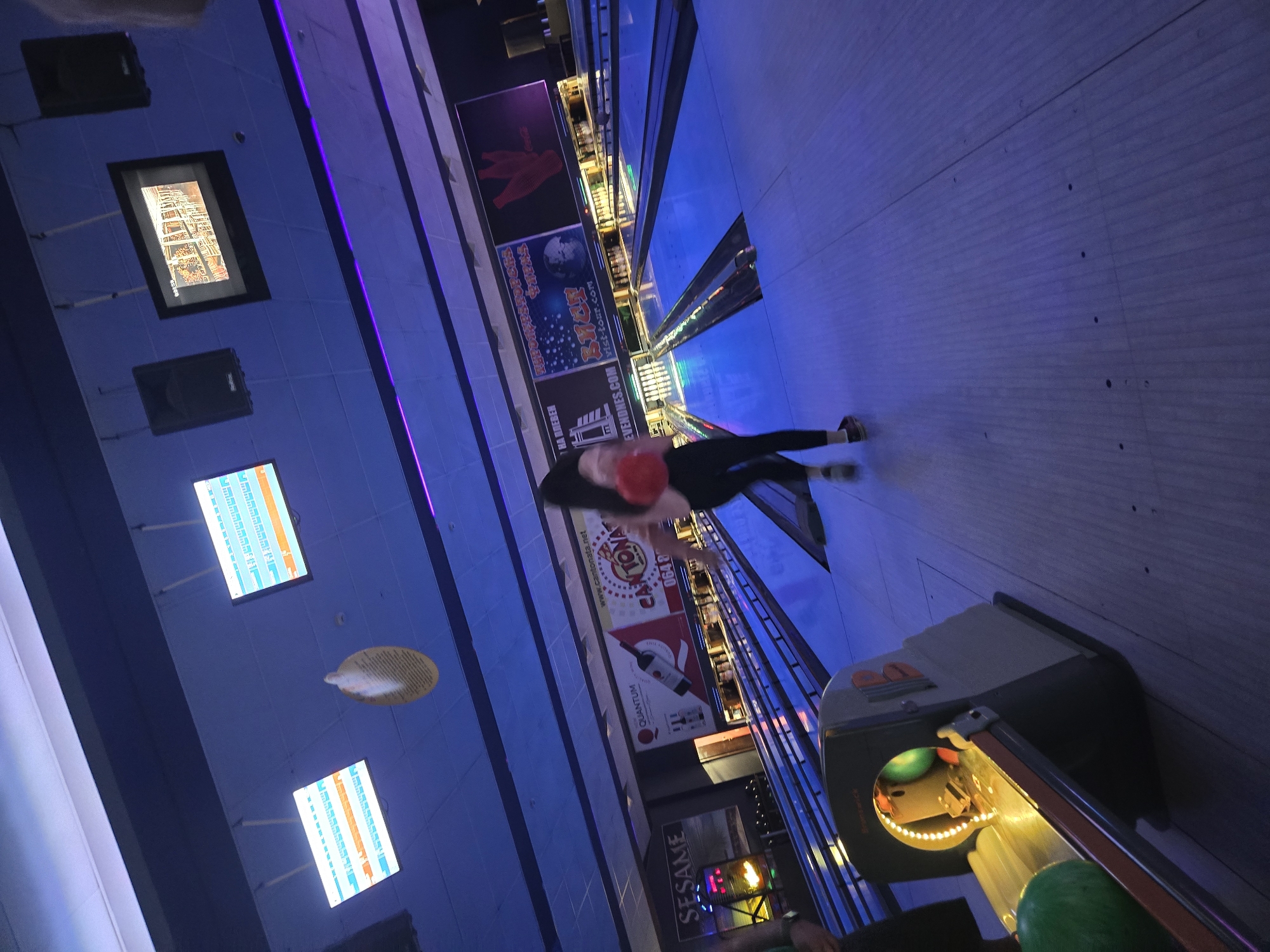Evening bowling session captured at Pleven alley