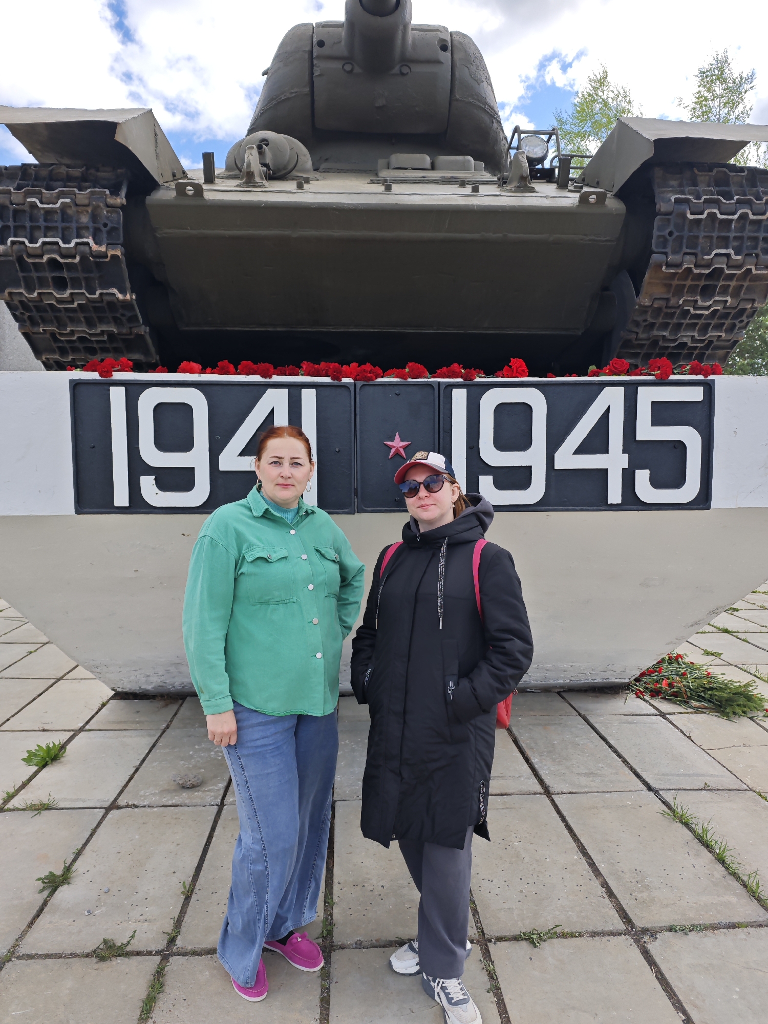 Women commemorate Victory Day at WWII memorial in Russia