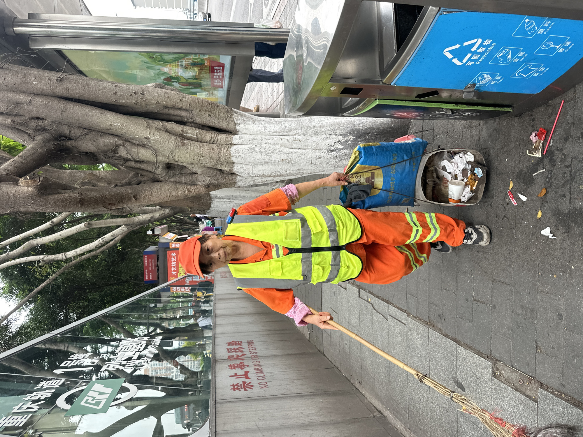 Late-night street cleaning and exercise observed in Shapingba District