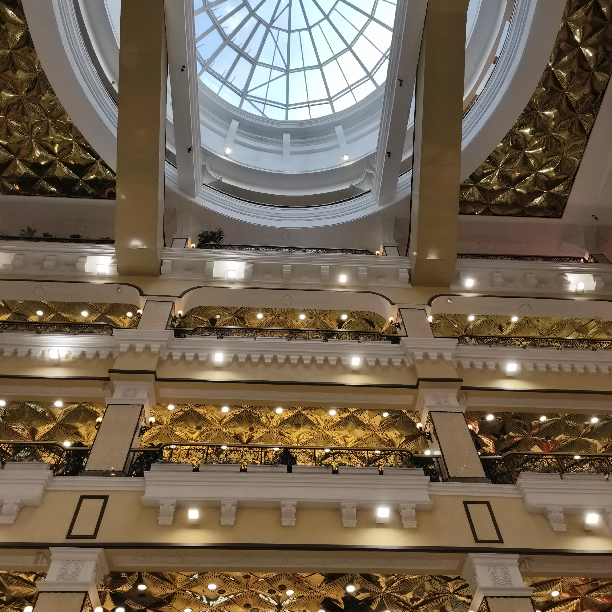 Yekaterinburg city center: monuments, malls, and street art