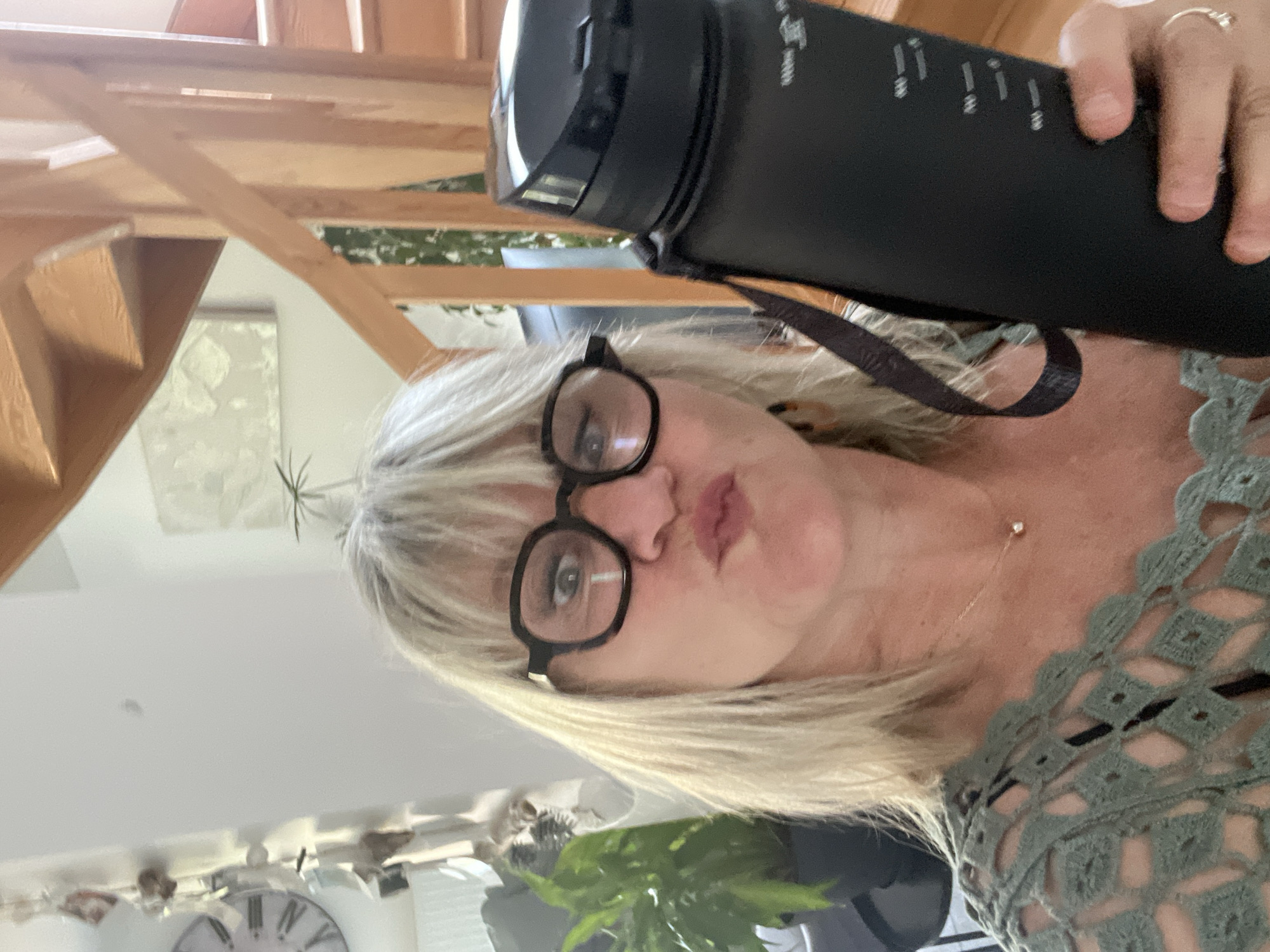 Woman documents morning routine through selfies in Chambœuf residence